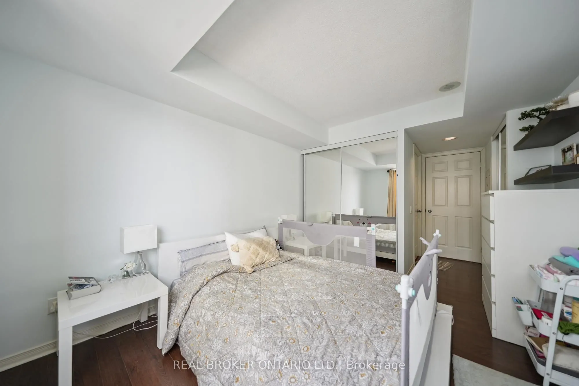 28 Harrison Garden Boulevard #808