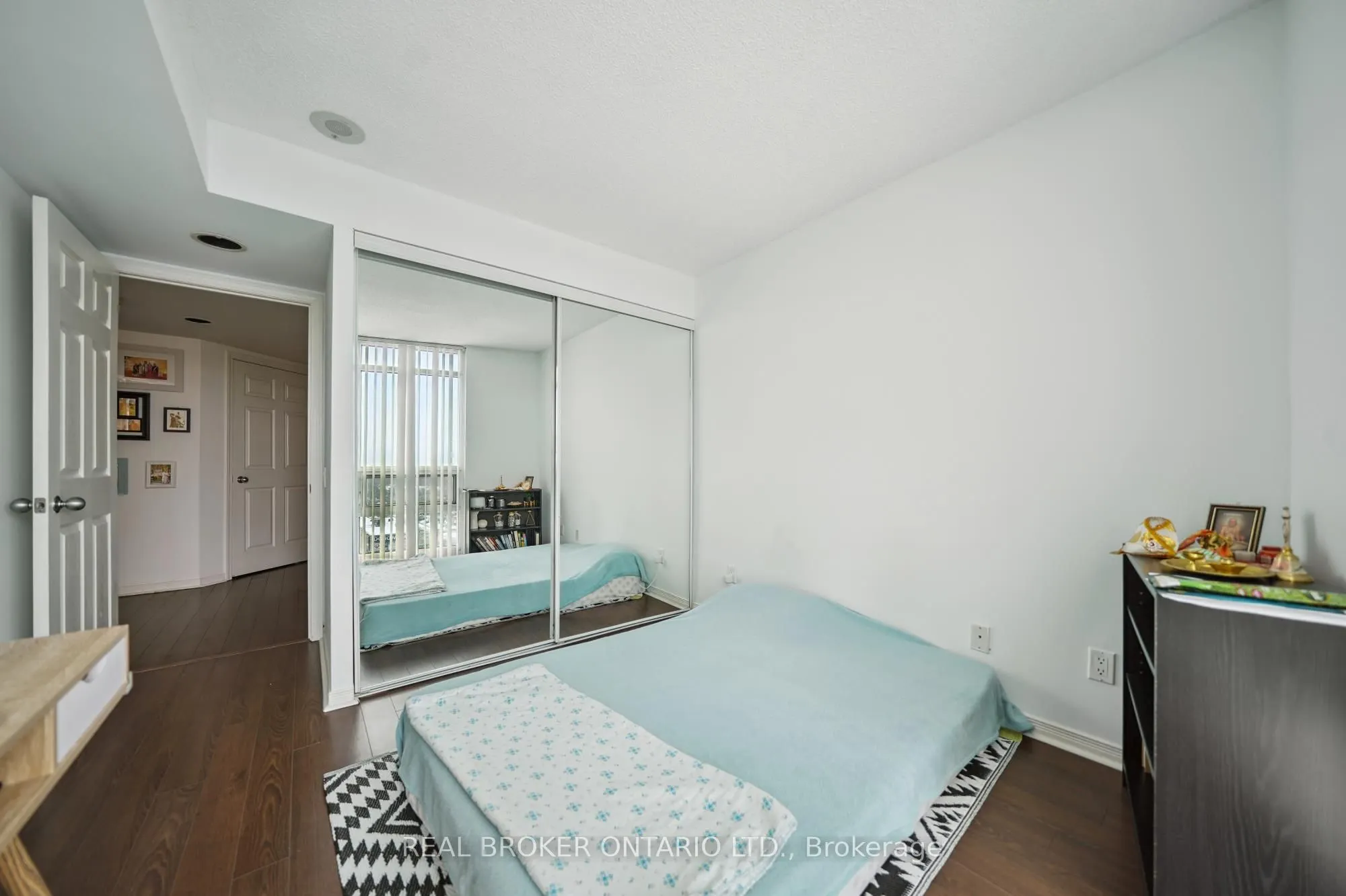 28 Harrison Garden Boulevard #808