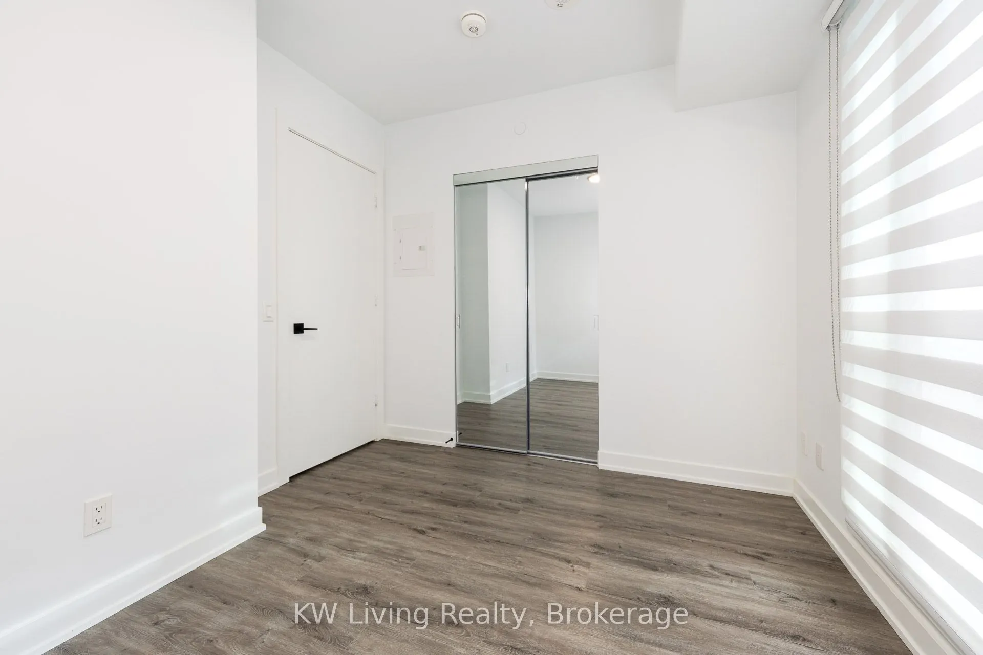 327 King Street W #902