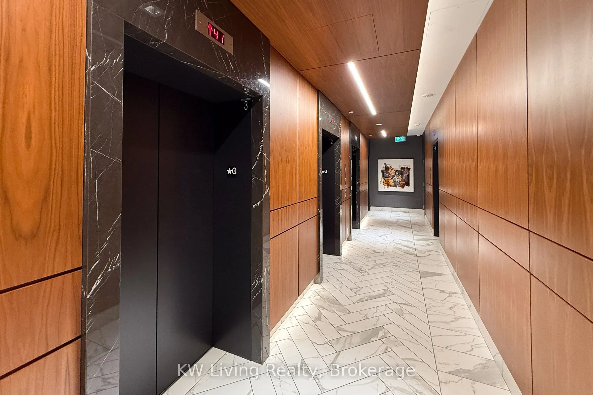 327 King Street W #902