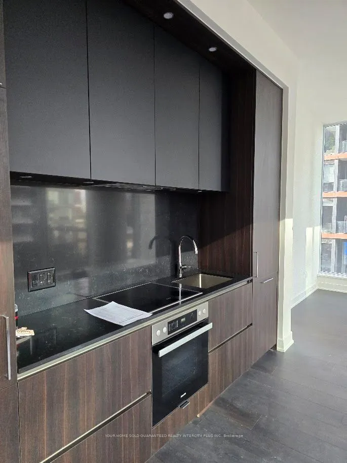 35 Mercer Street W #811