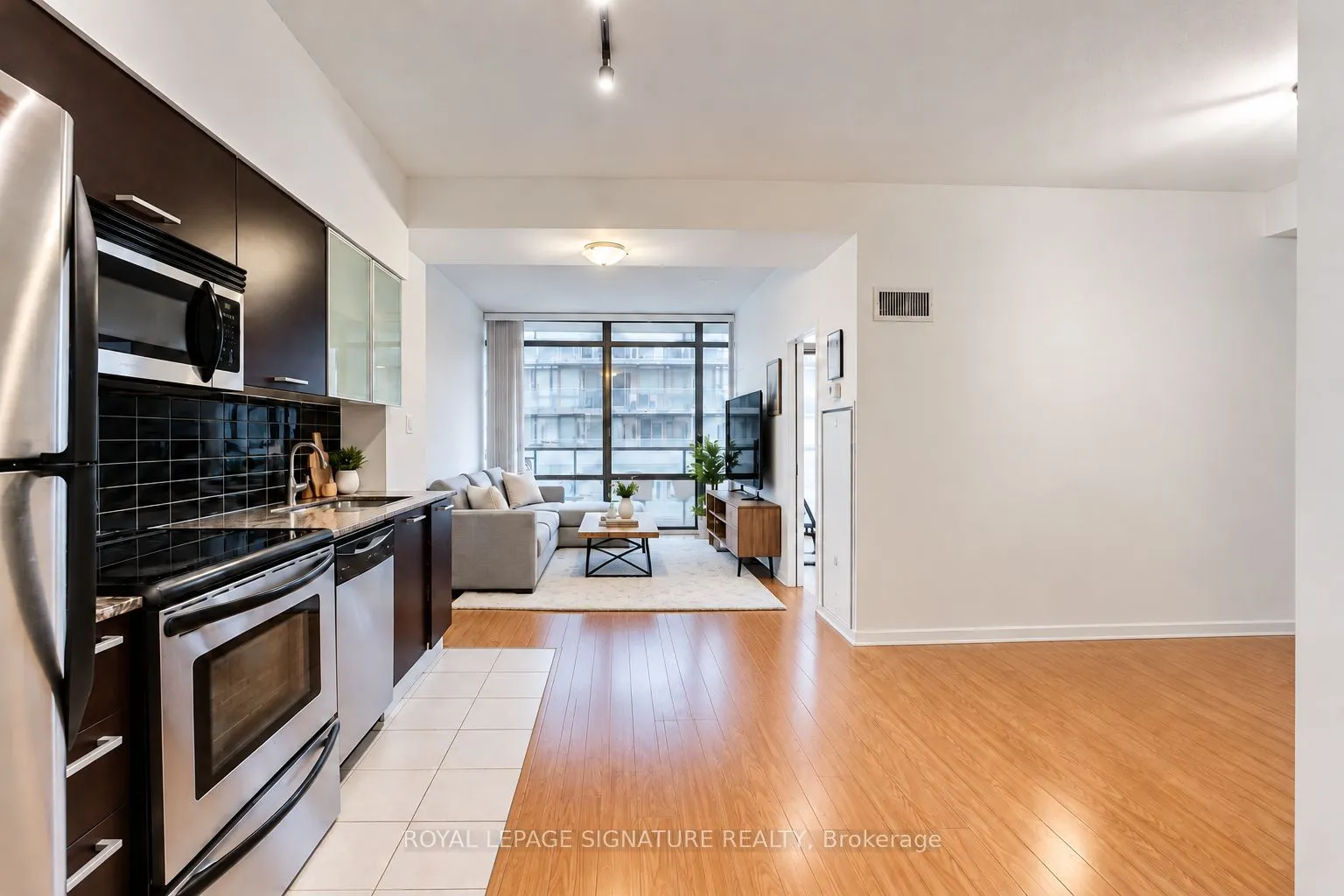 37 Grosvenor Street #2709