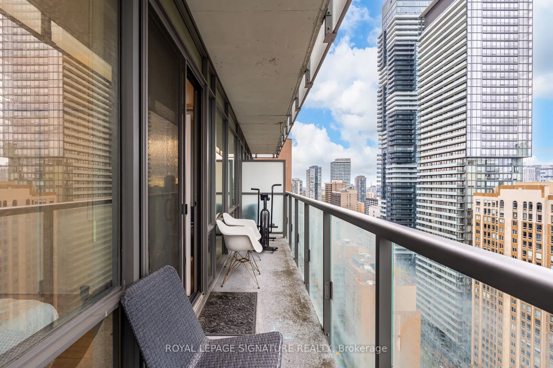 37 Grosvenor Street #2709