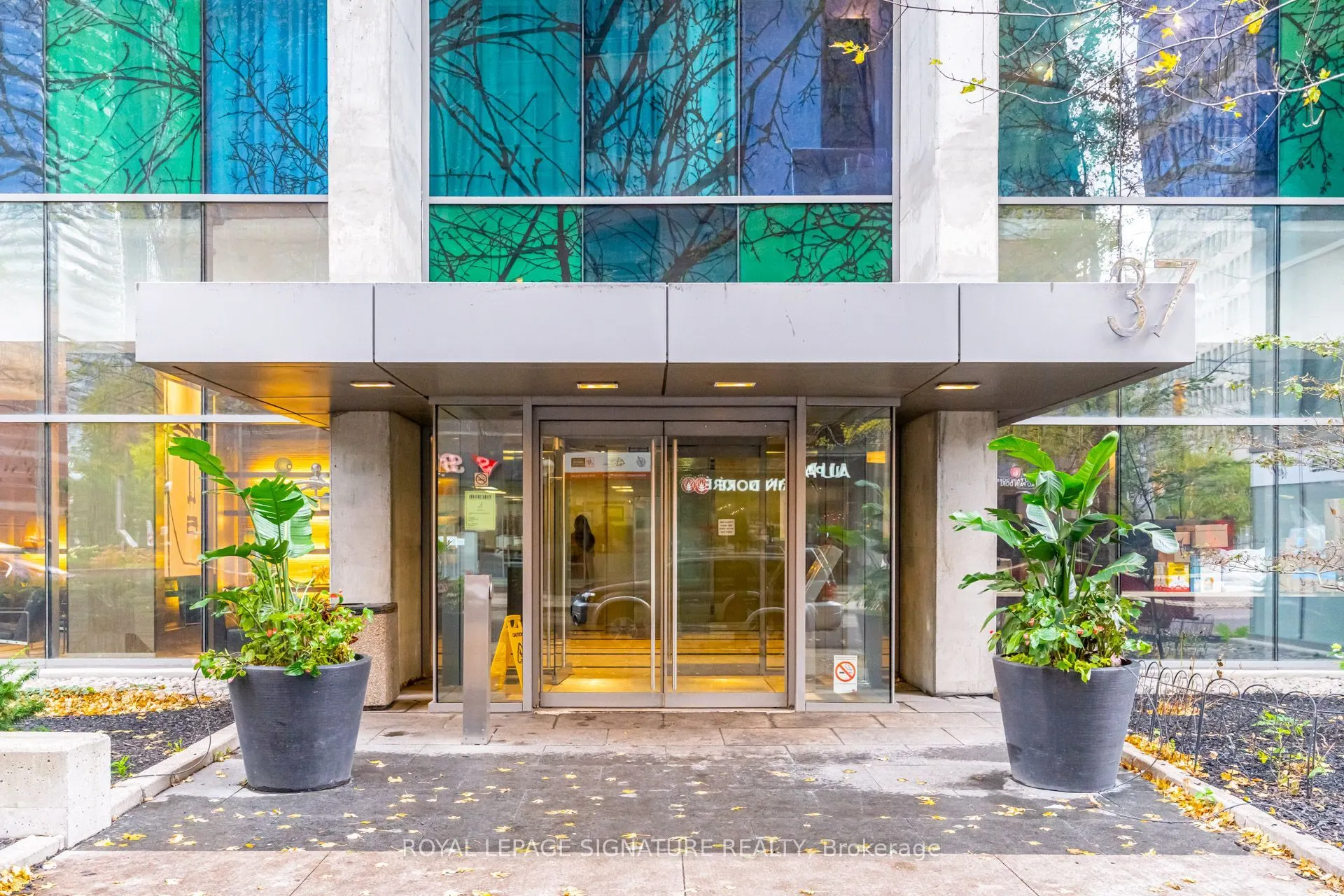 37 Grosvenor Street #2709