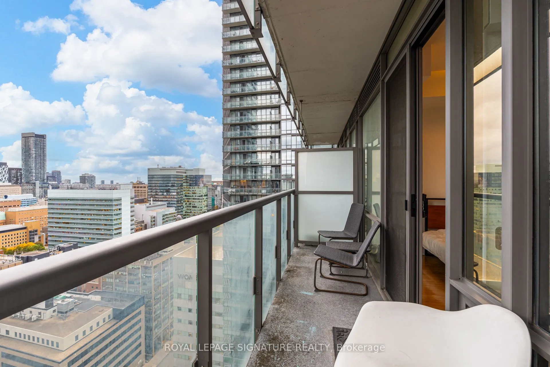 37 Grosvenor Street #2709
