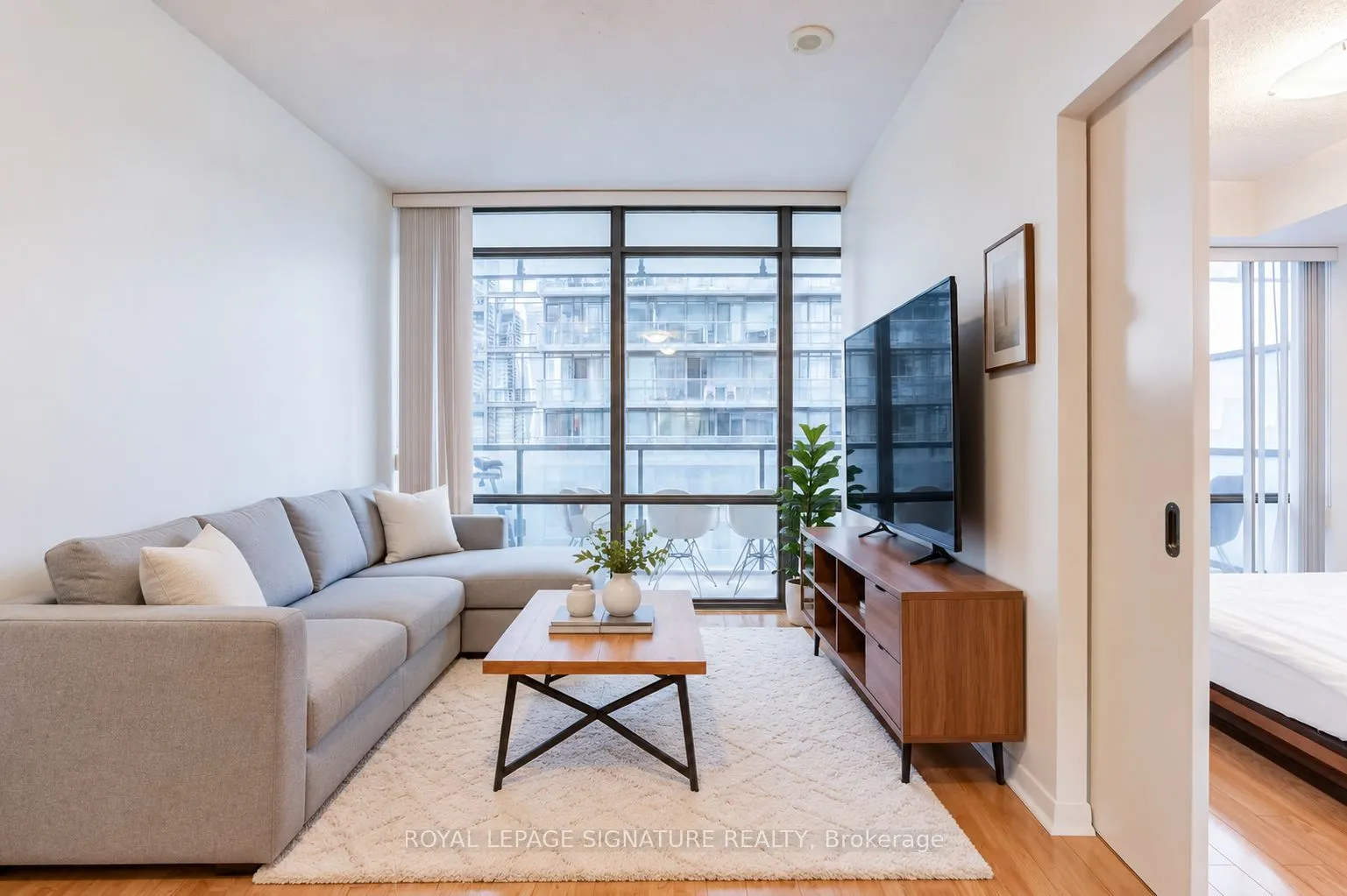 37 Grosvenor Street #2709