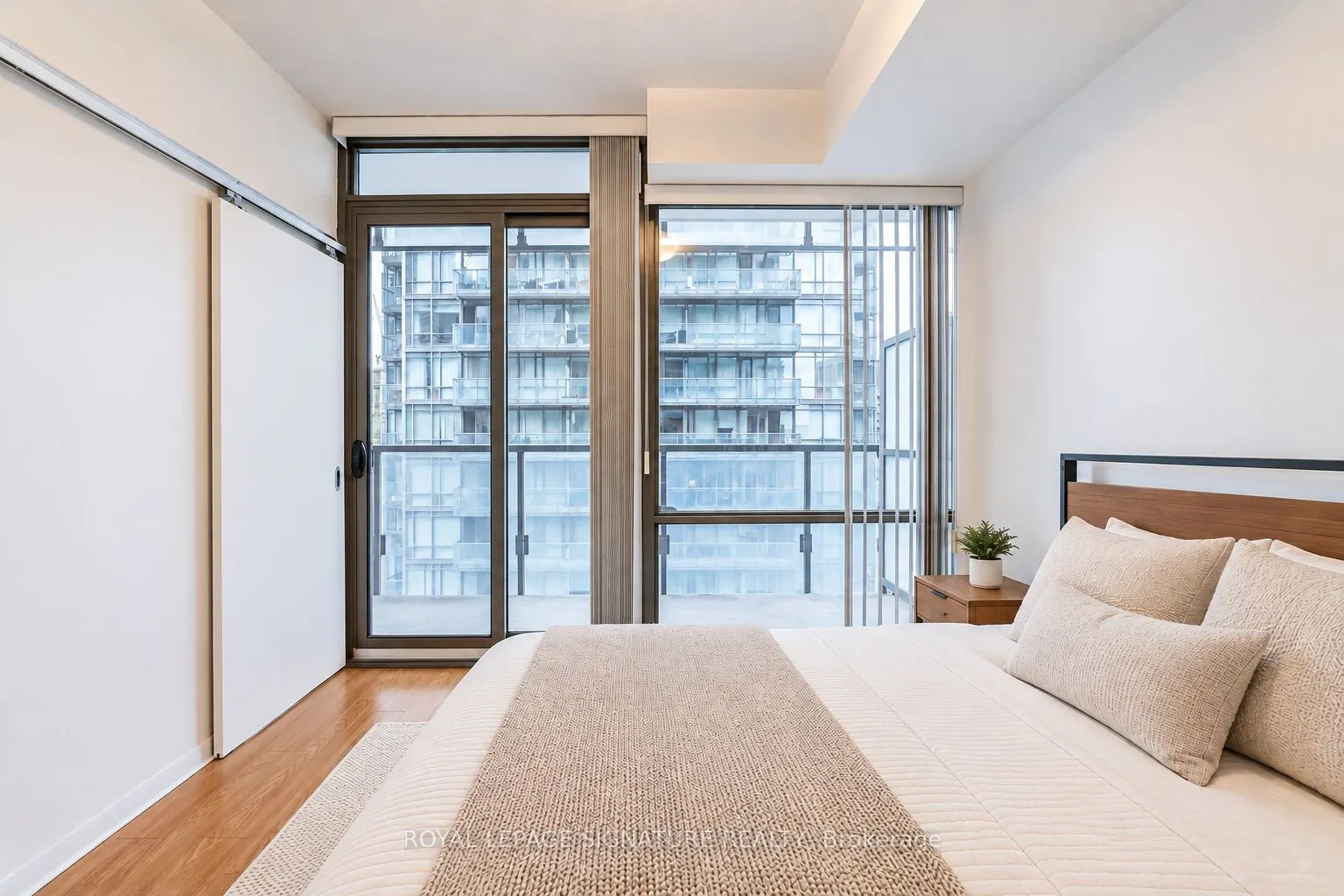 37 Grosvenor Street #2709