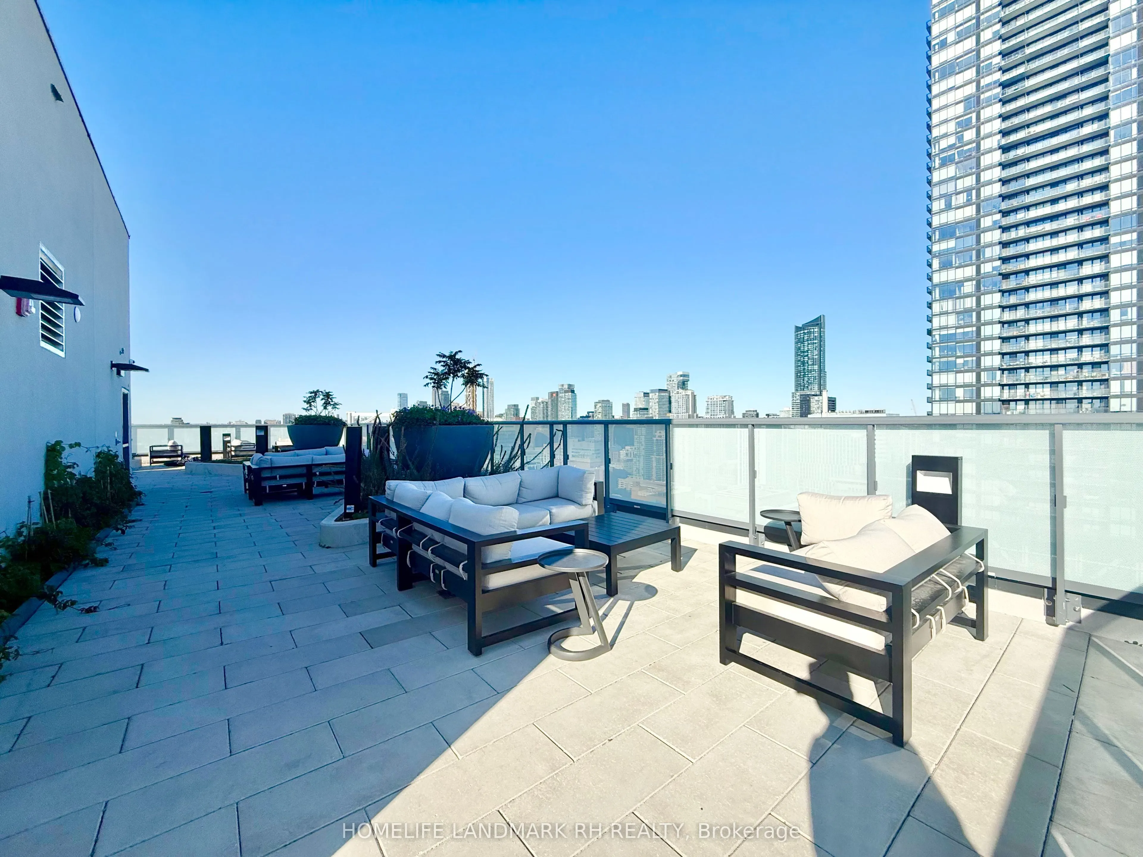 280 Dundas Street W #2706