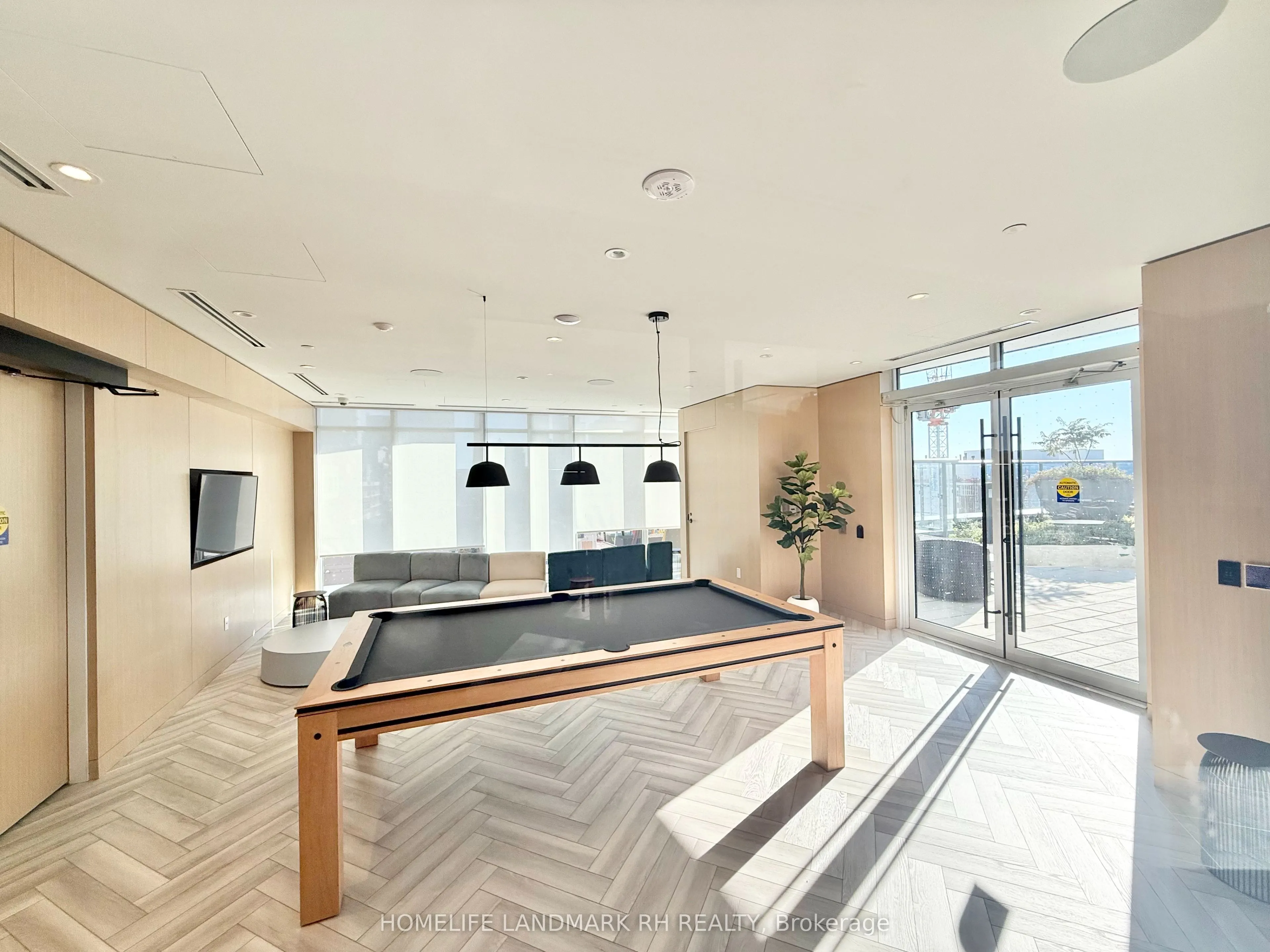 280 Dundas Street W #2706