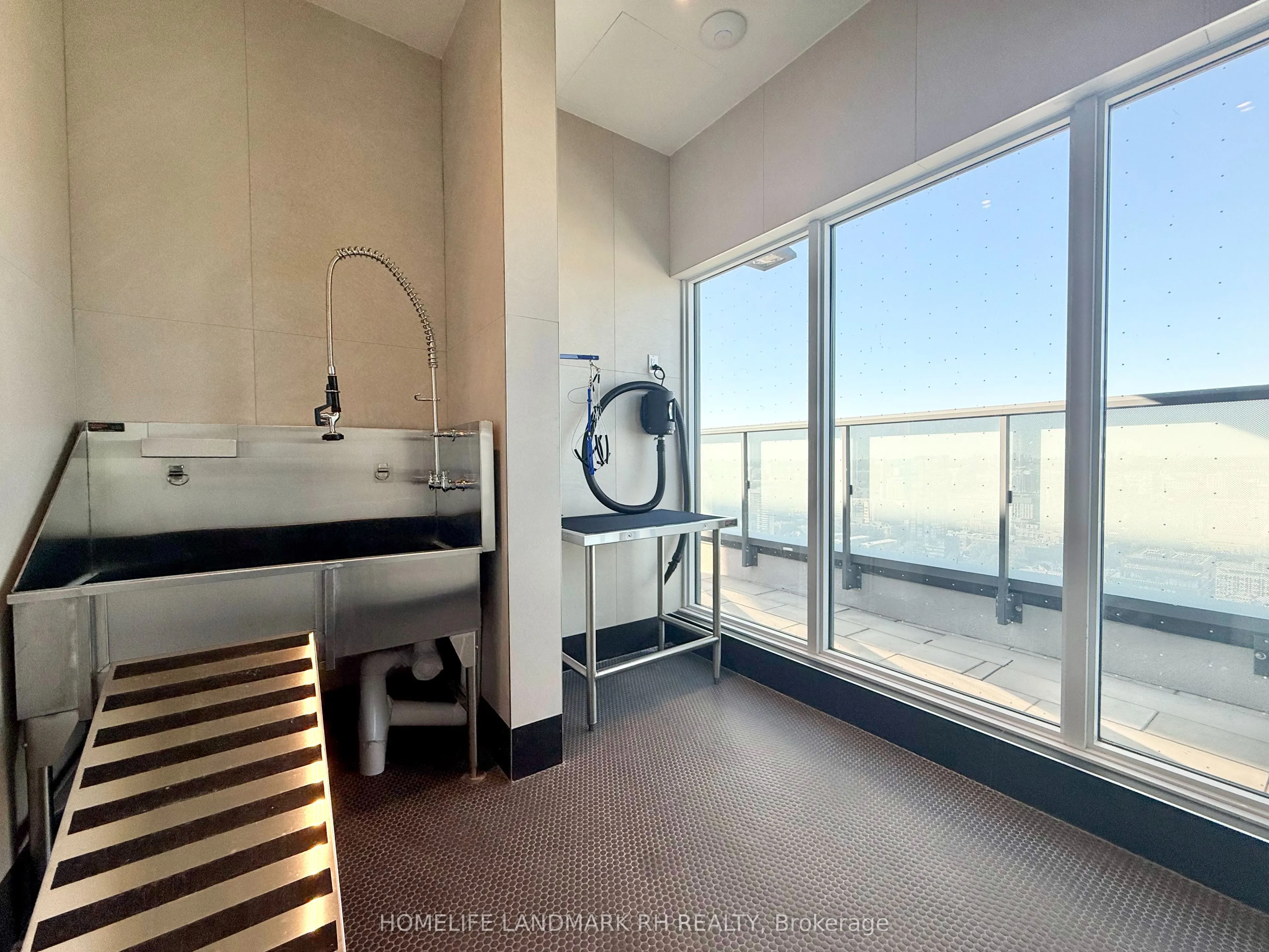 280 Dundas Street W #2706