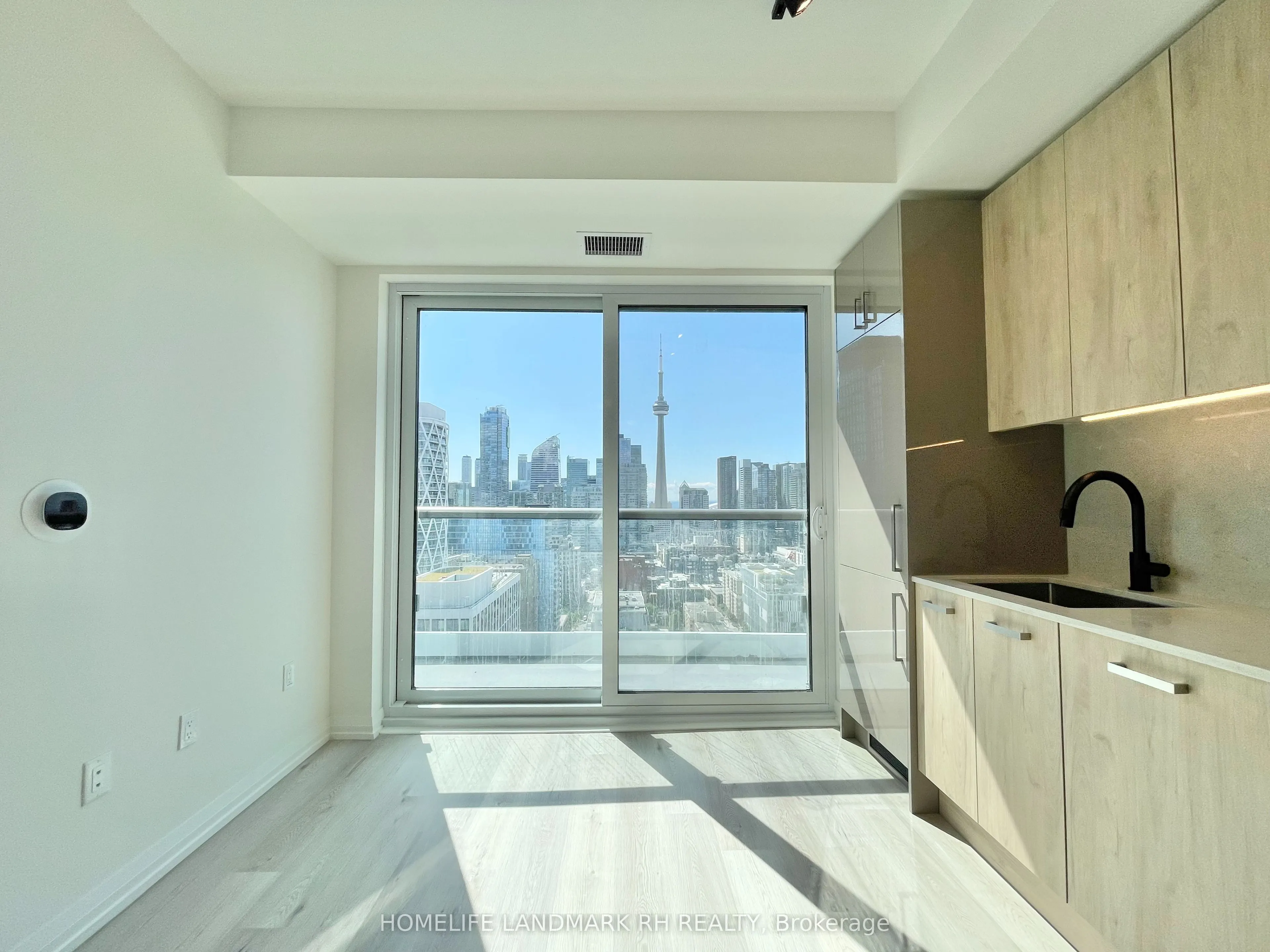 280 Dundas Street W #2706