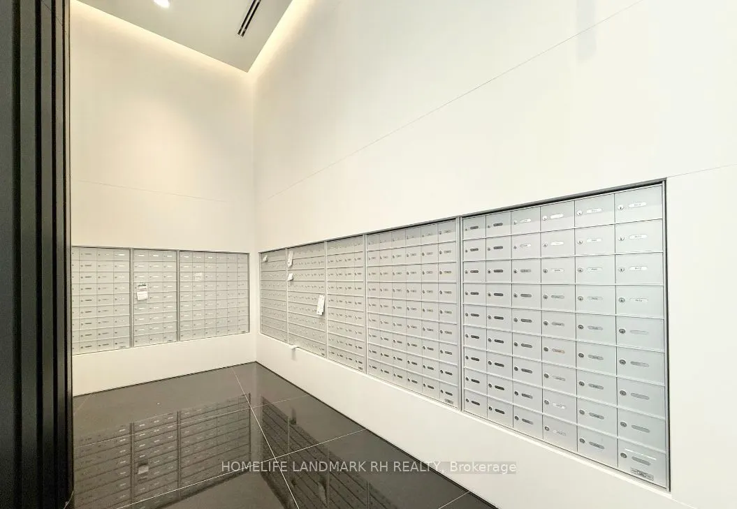 280 Dundas Street W #2706