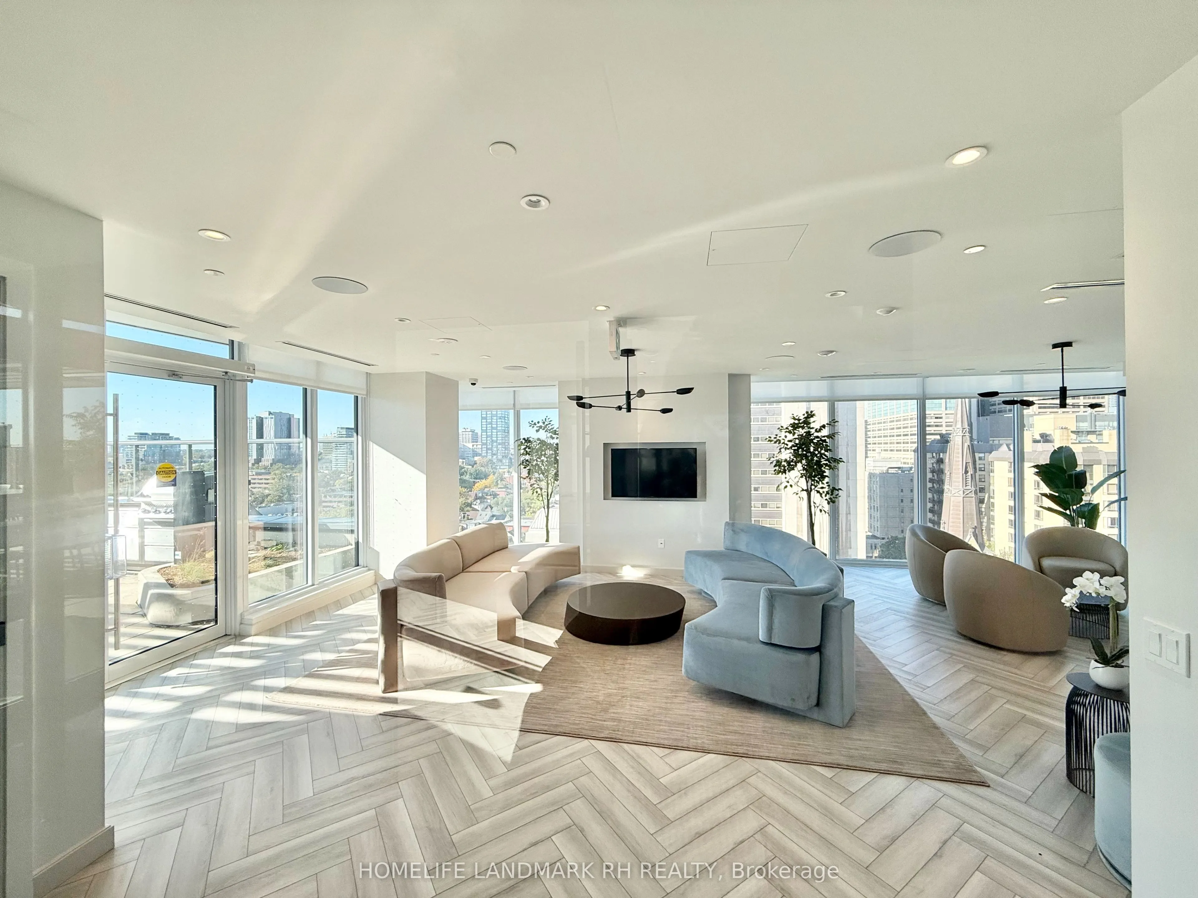 280 Dundas Street W #2706
