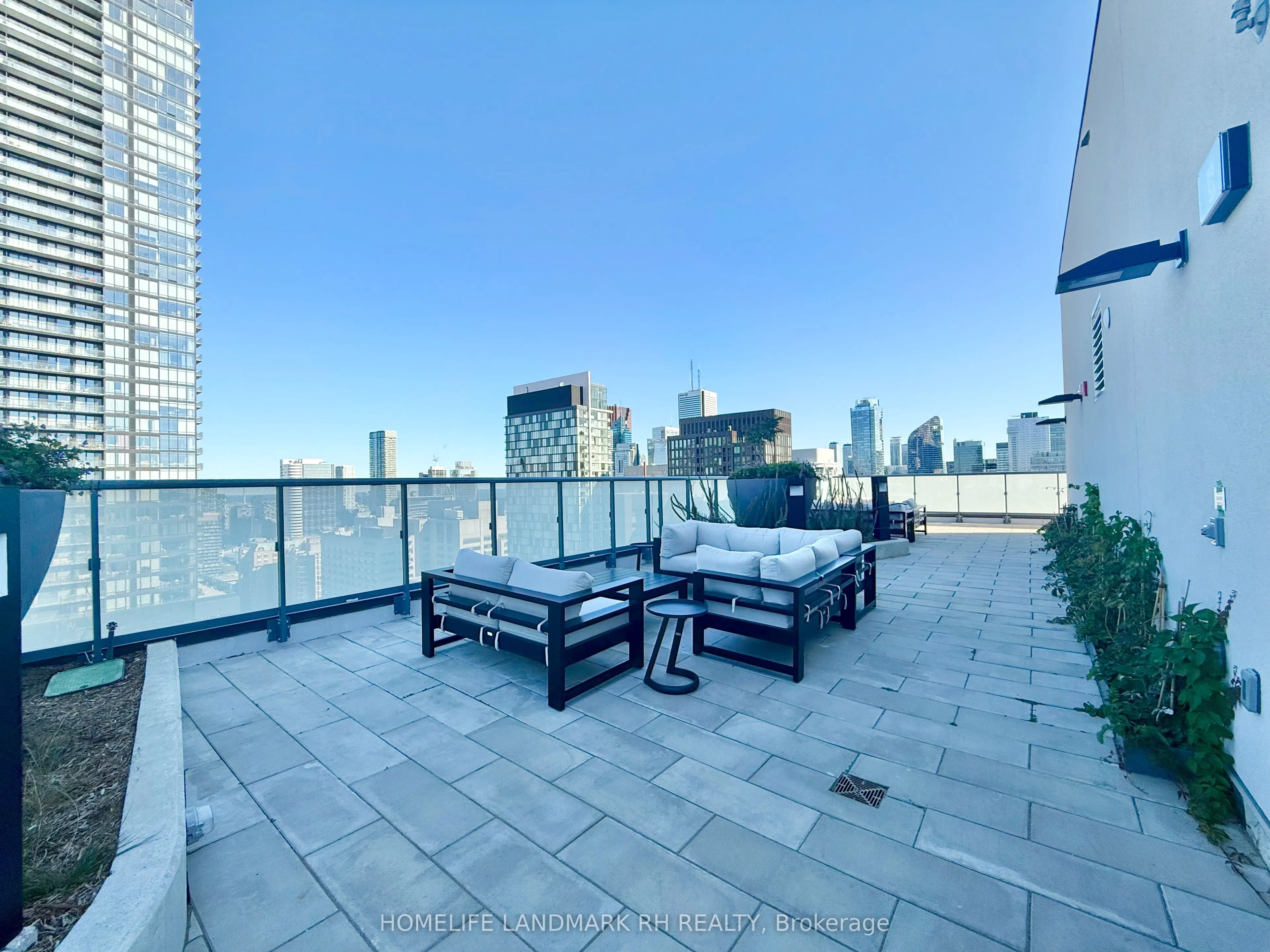 280 Dundas Street W #2706