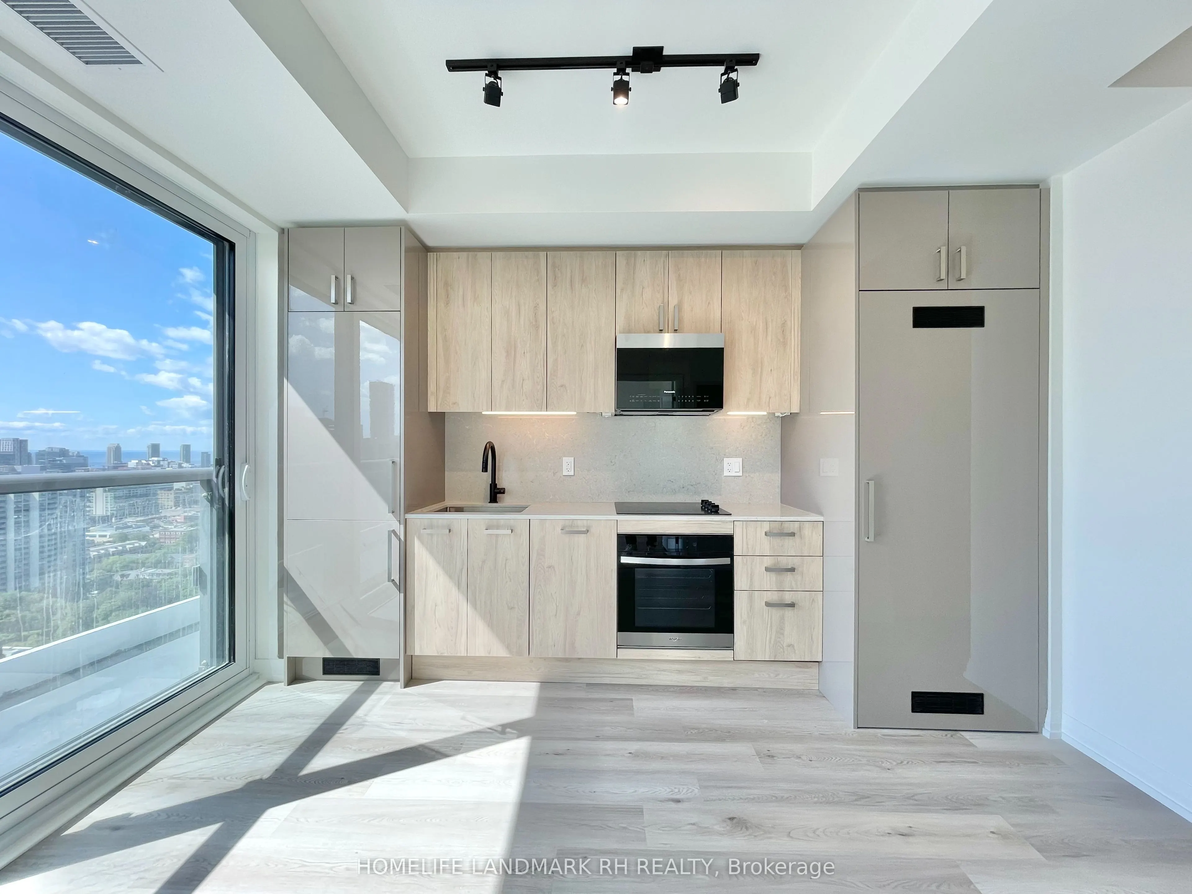 280 Dundas Street W #2706