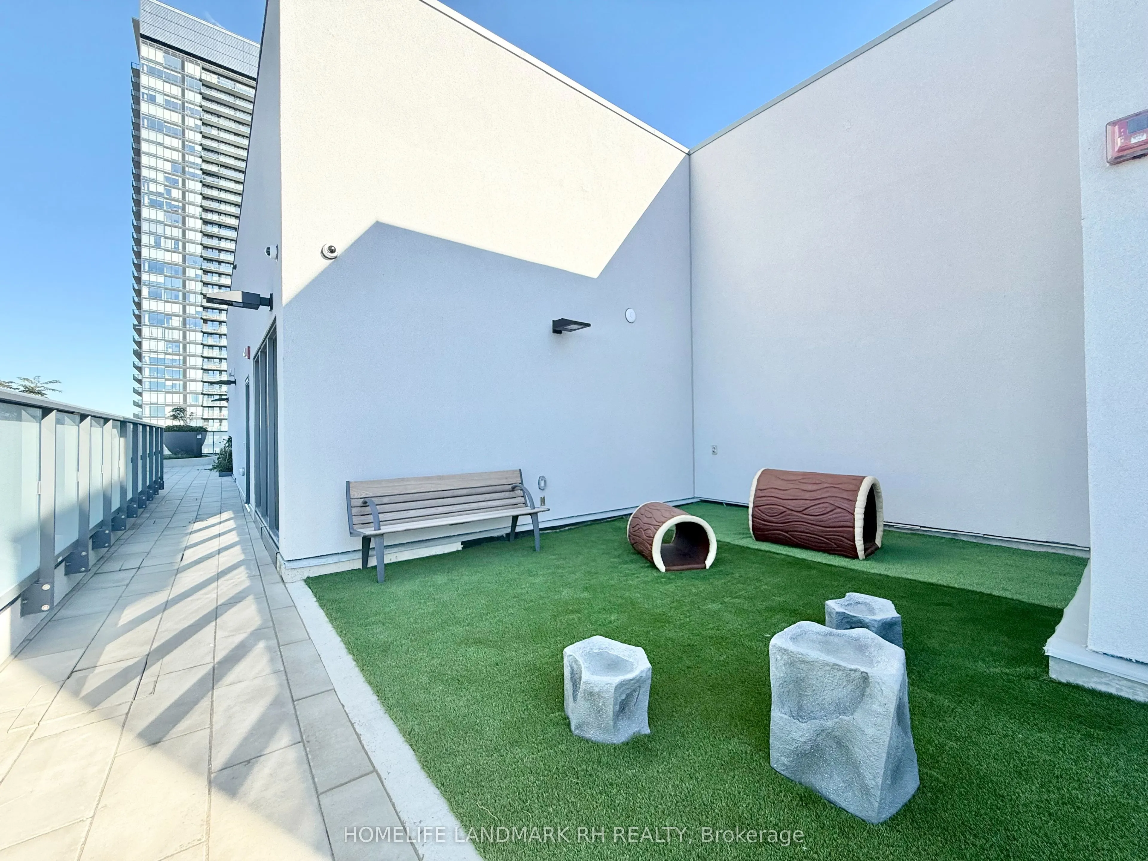280 Dundas Street W #2706