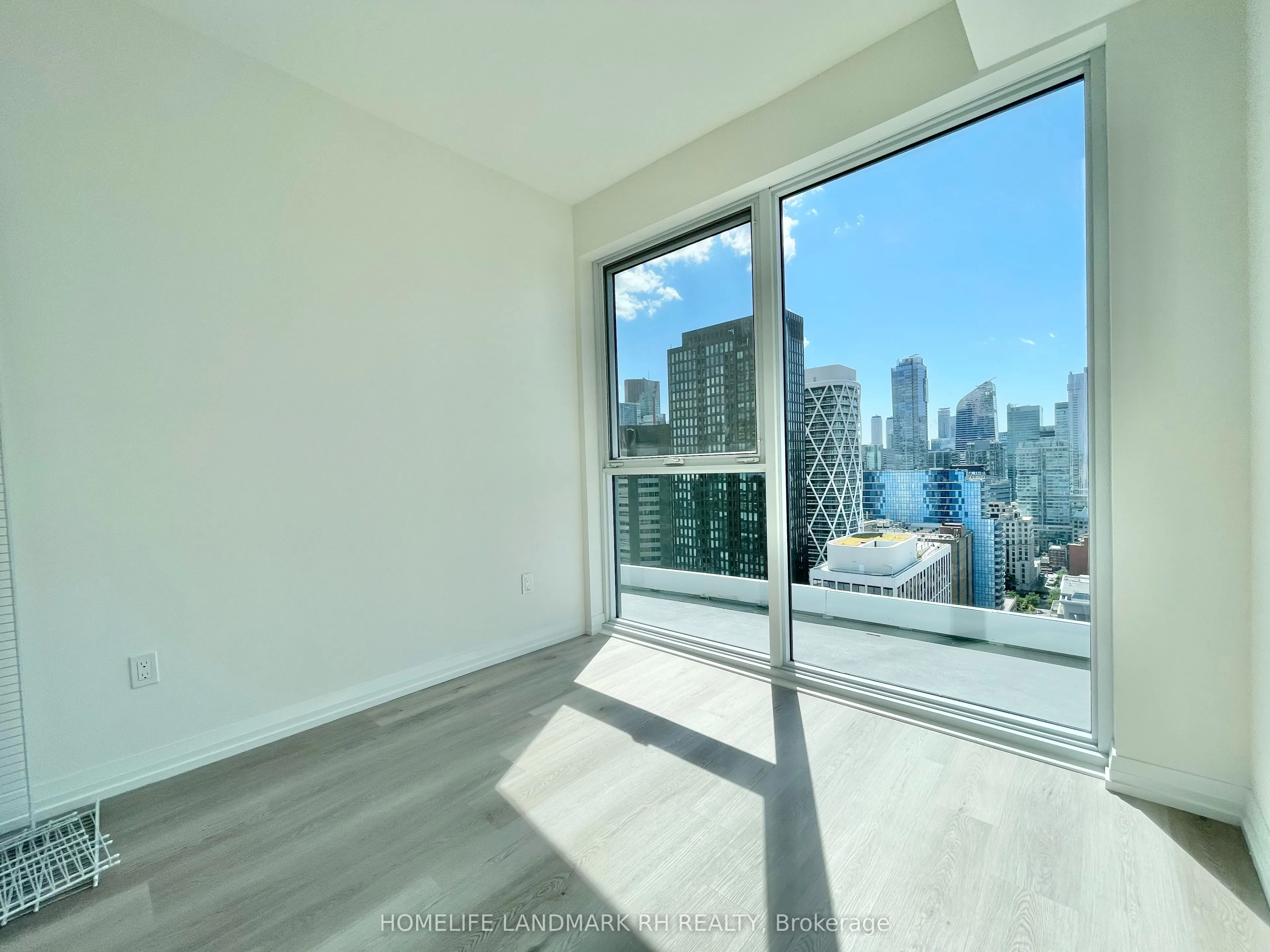 280 Dundas Street W #2706