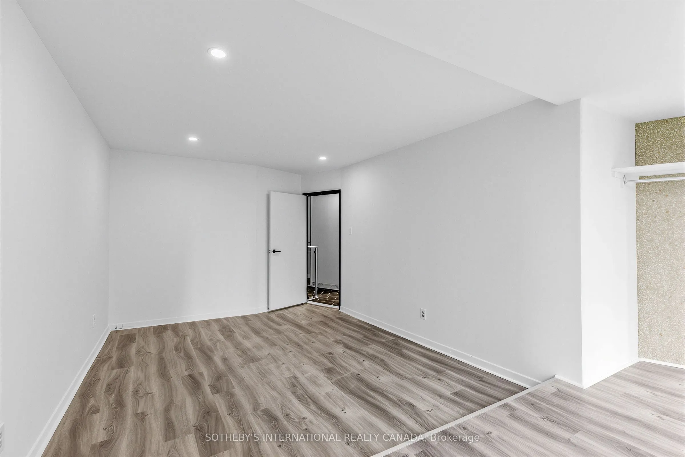 33 Harbour Square #1008