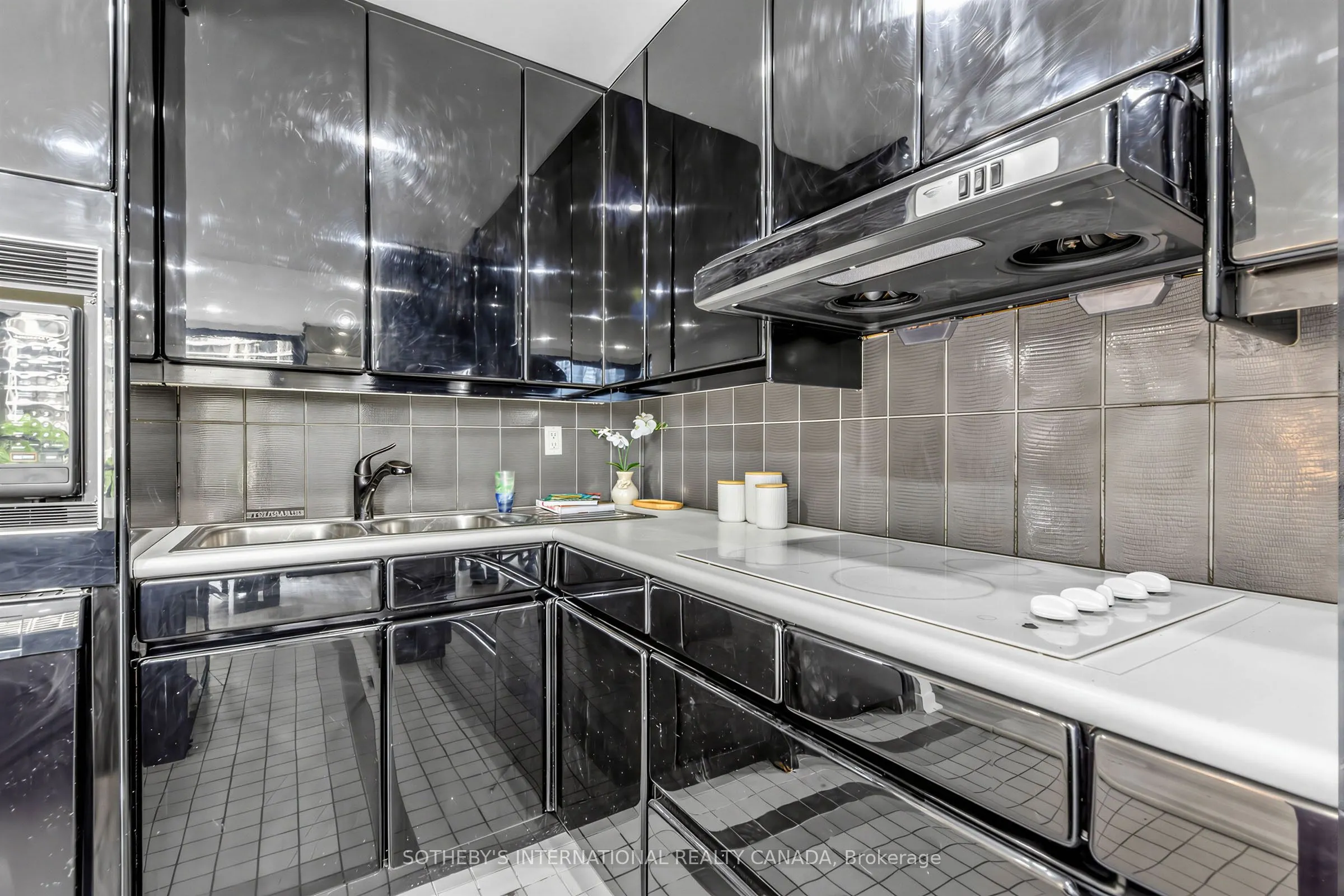 33 Harbour Square #1008