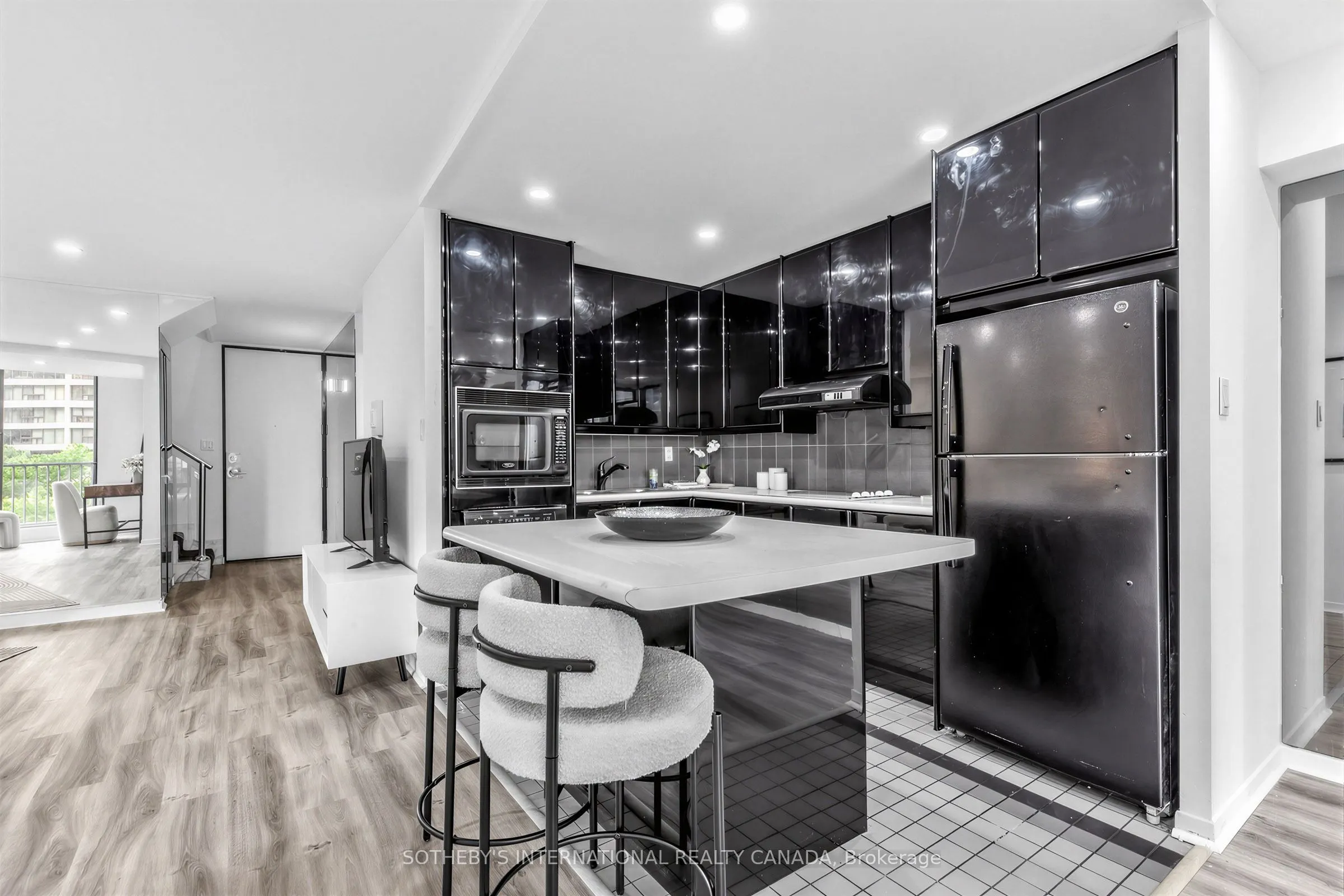 33 Harbour Square #1008