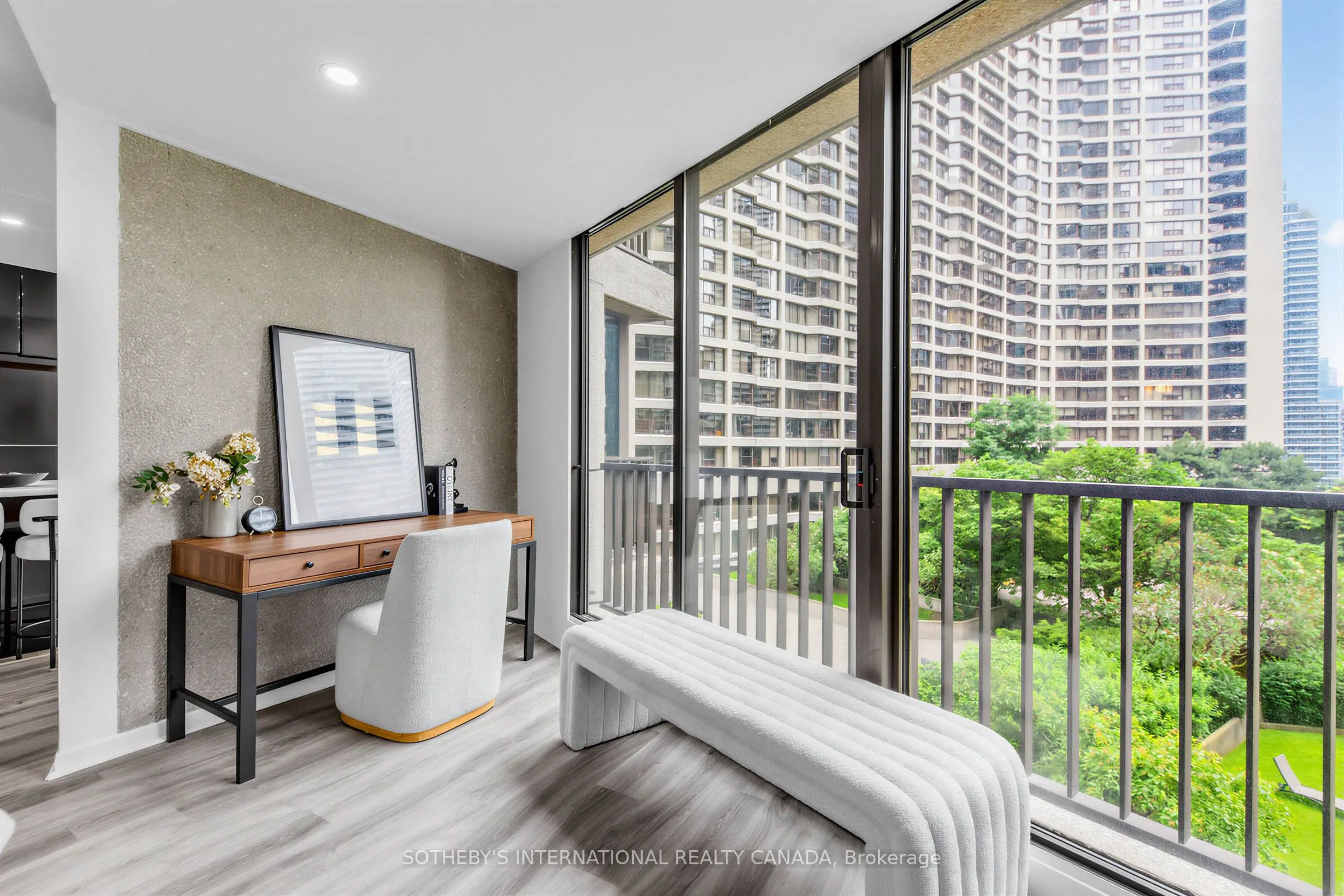 33 Harbour Square #1008