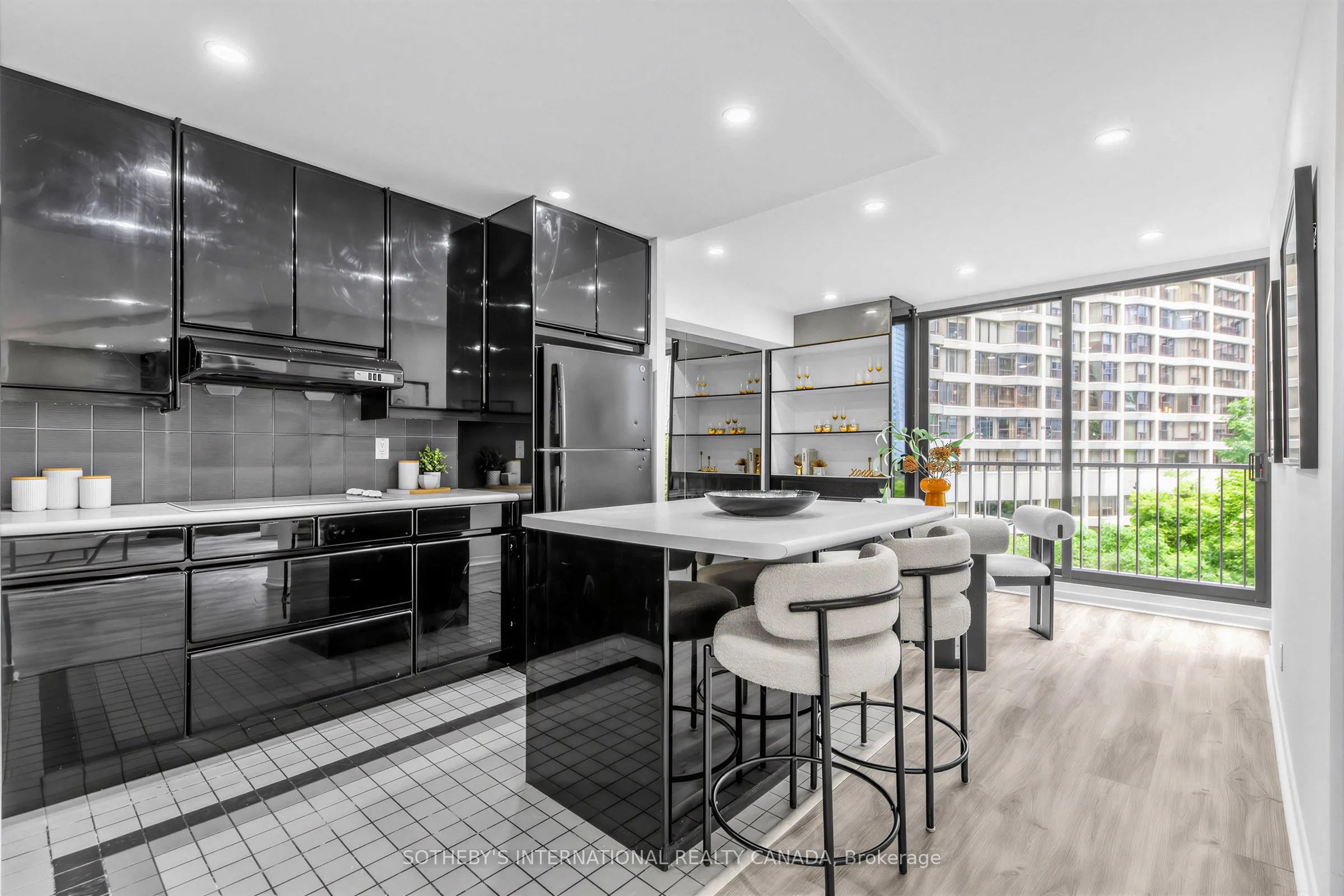 33 Harbour Square #1008