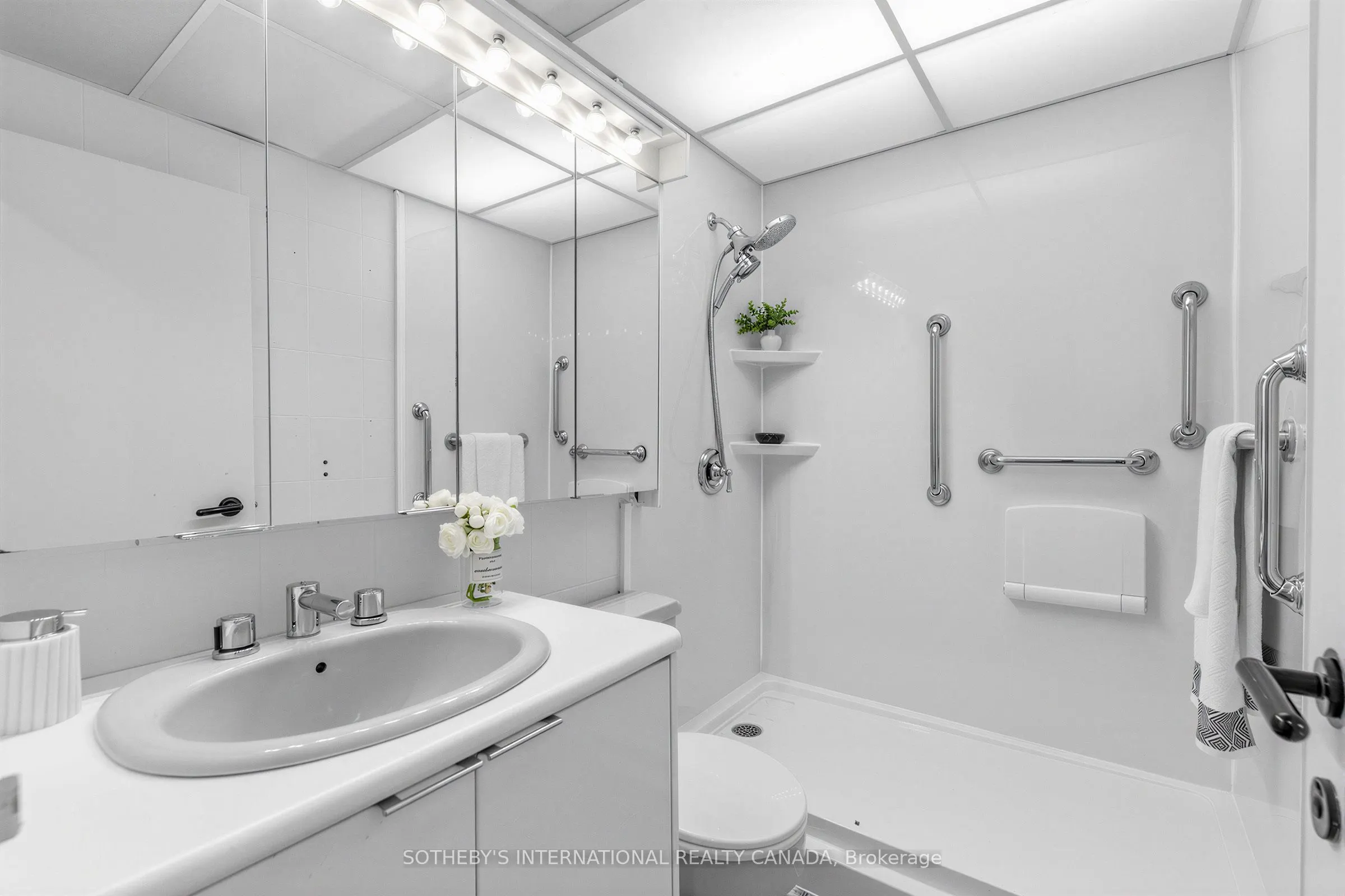 33 Harbour Square #1008