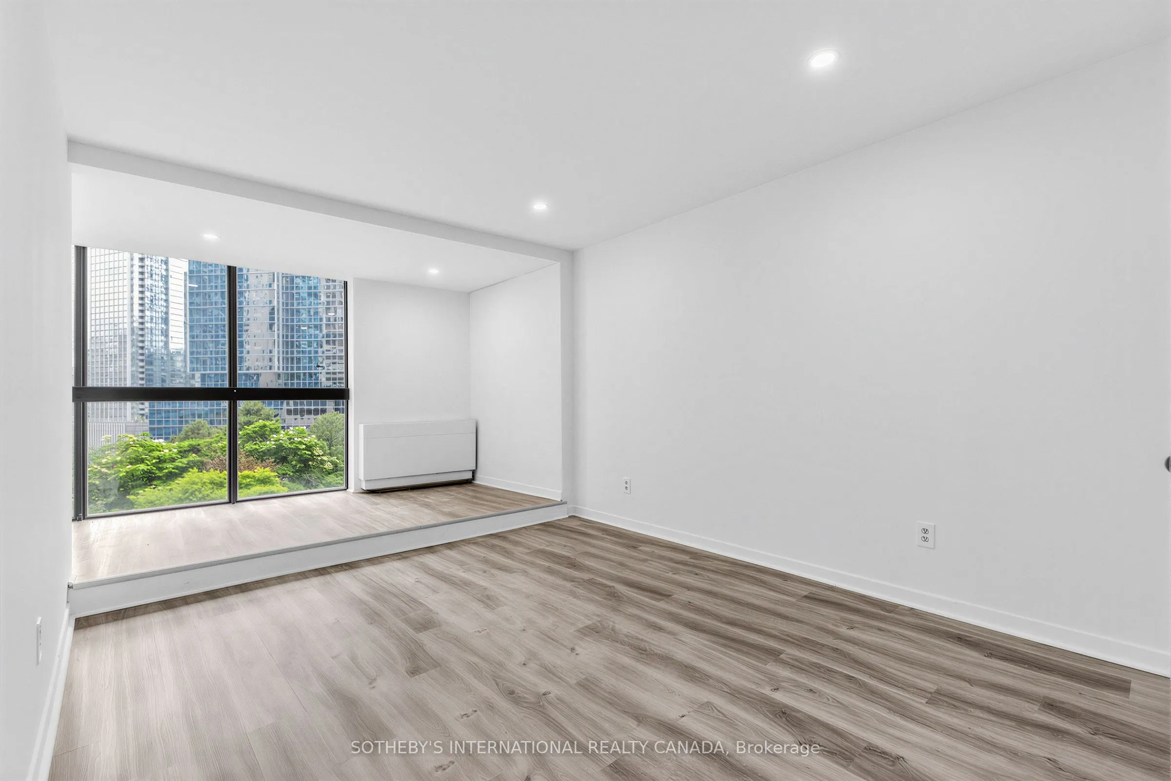 33 Harbour Square #1008