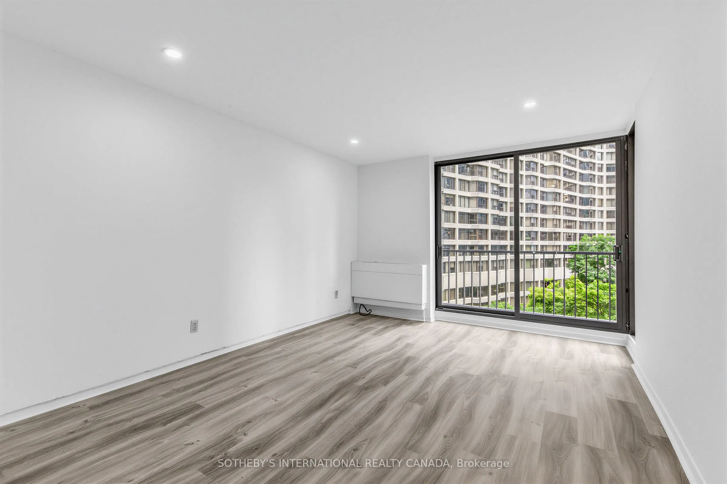 33 Harbour Square #1008