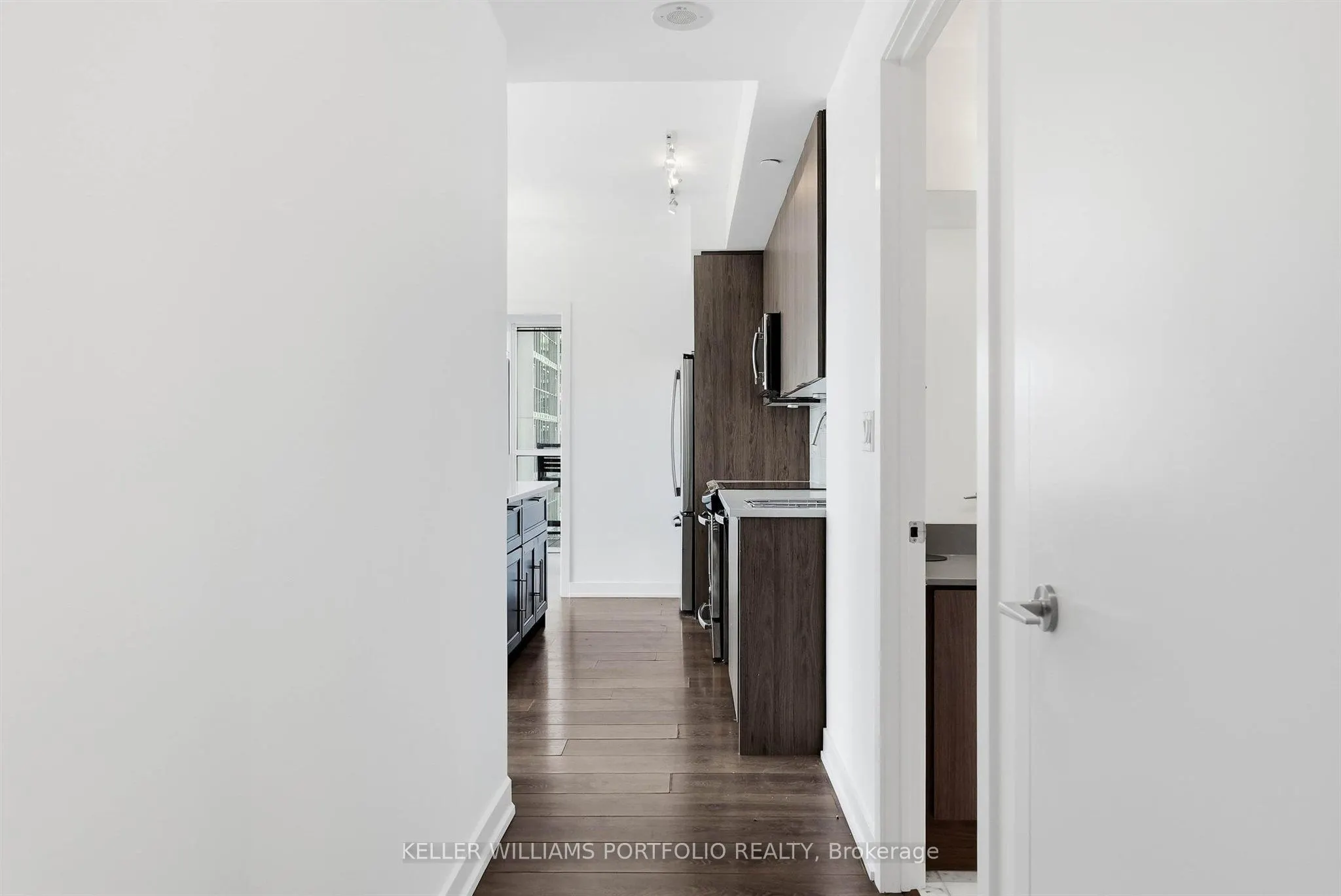 50 Bruyeres Mews #1009