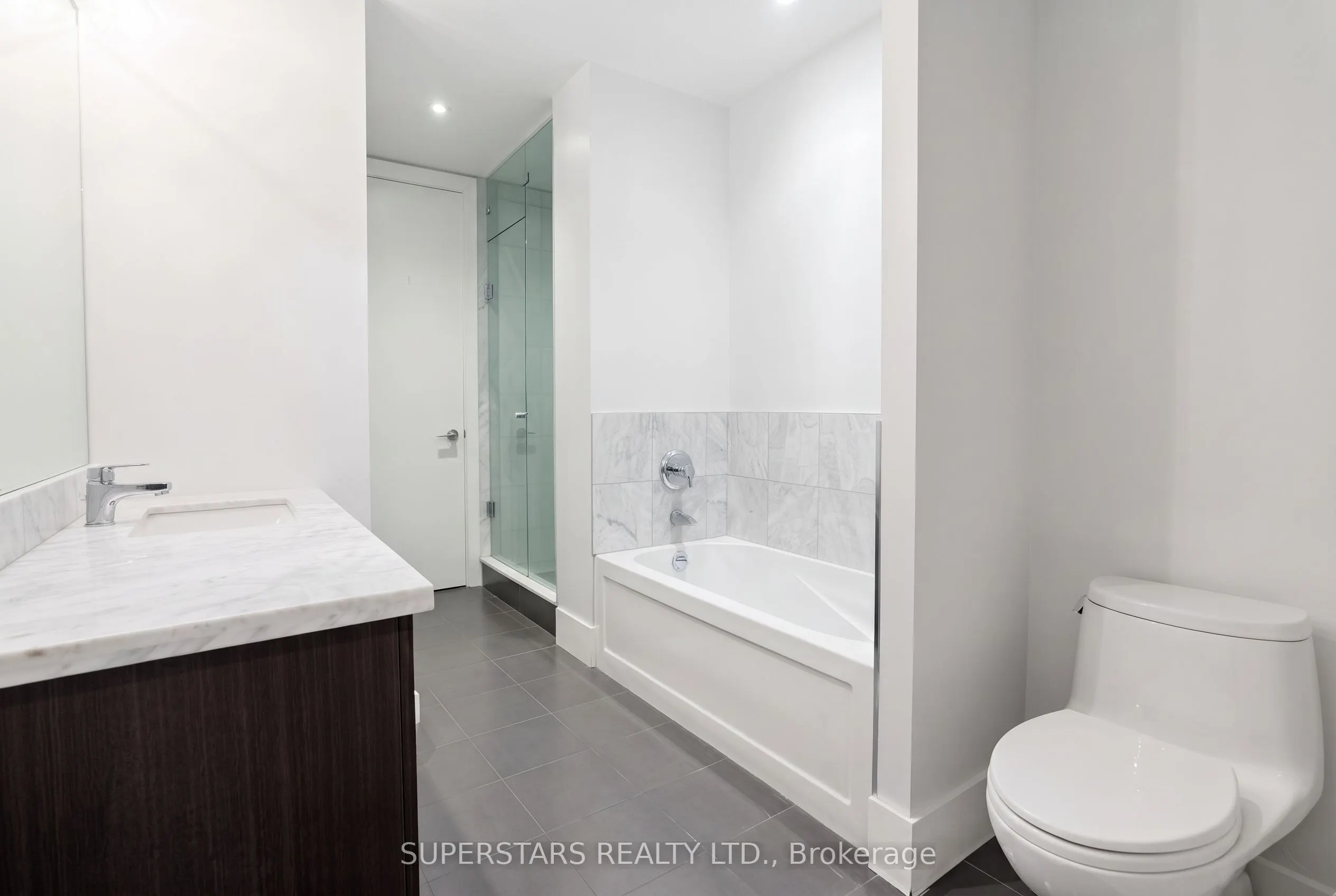 39 QUEENS Quay E #821