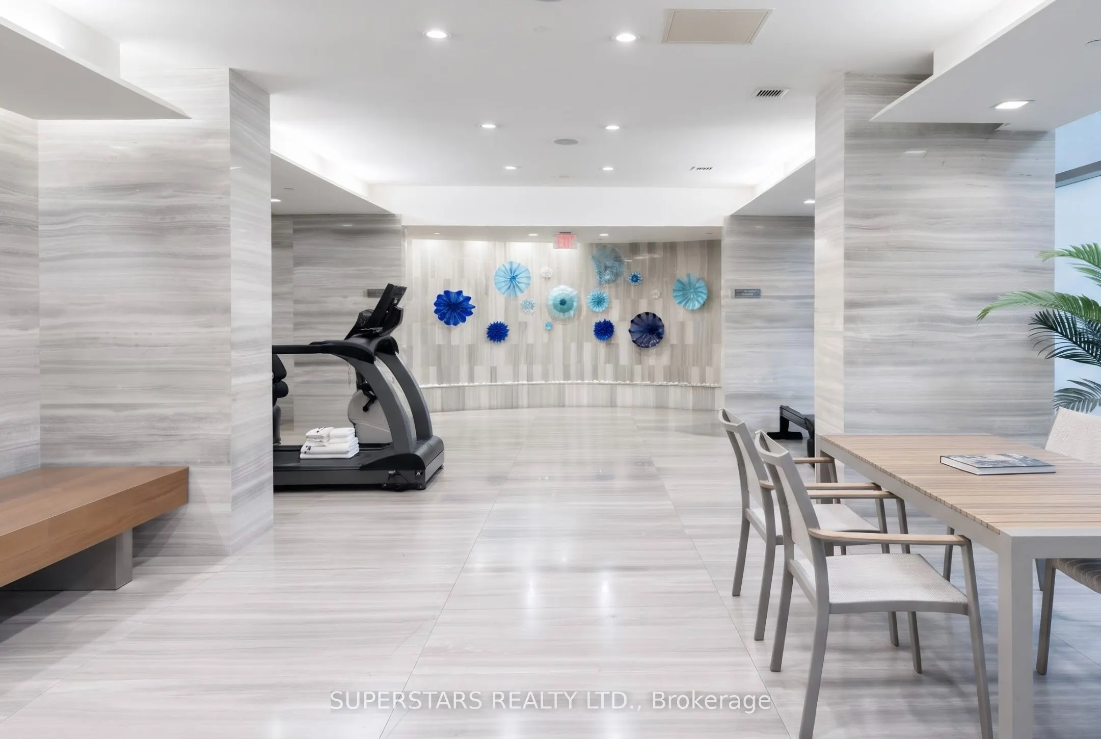 39 QUEENS Quay E #821