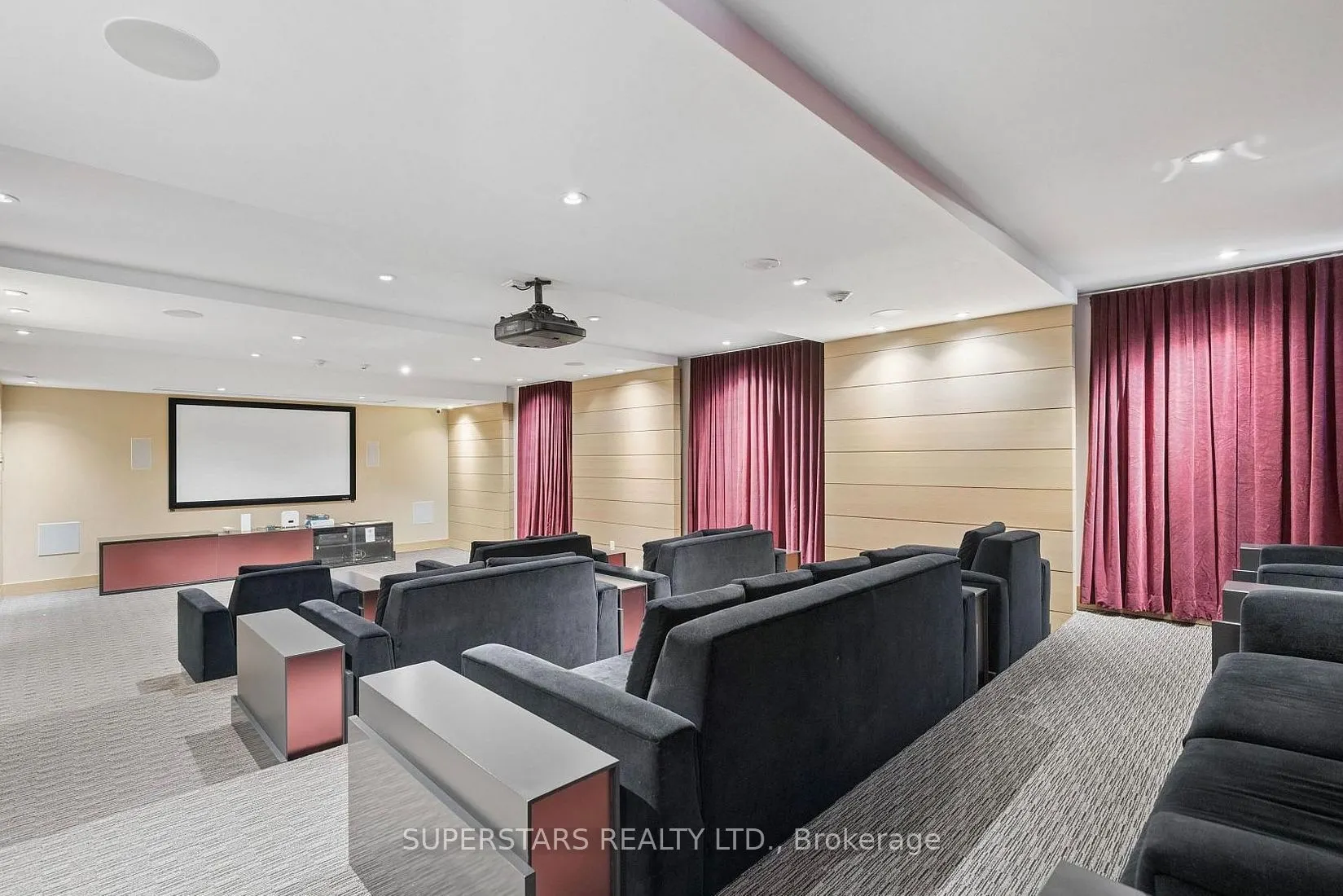 39 QUEENS Quay E #821