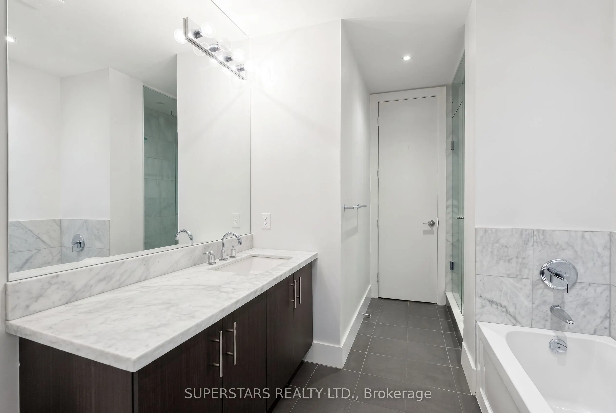 39 QUEENS Quay E #821