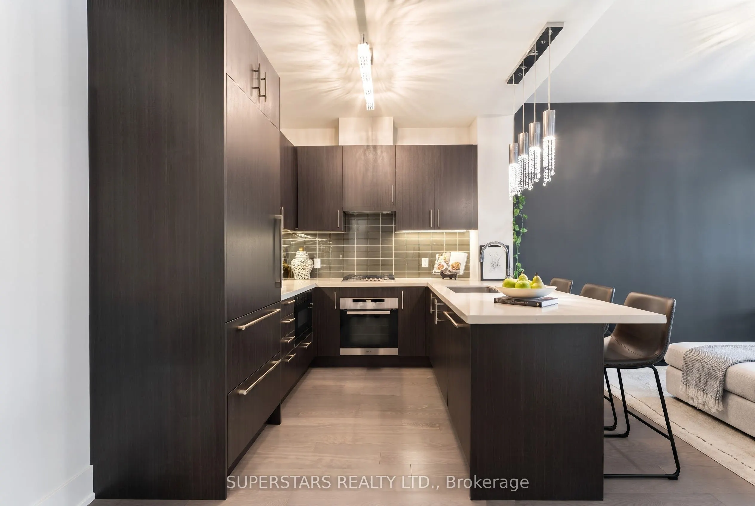 39 QUEENS Quay E #821