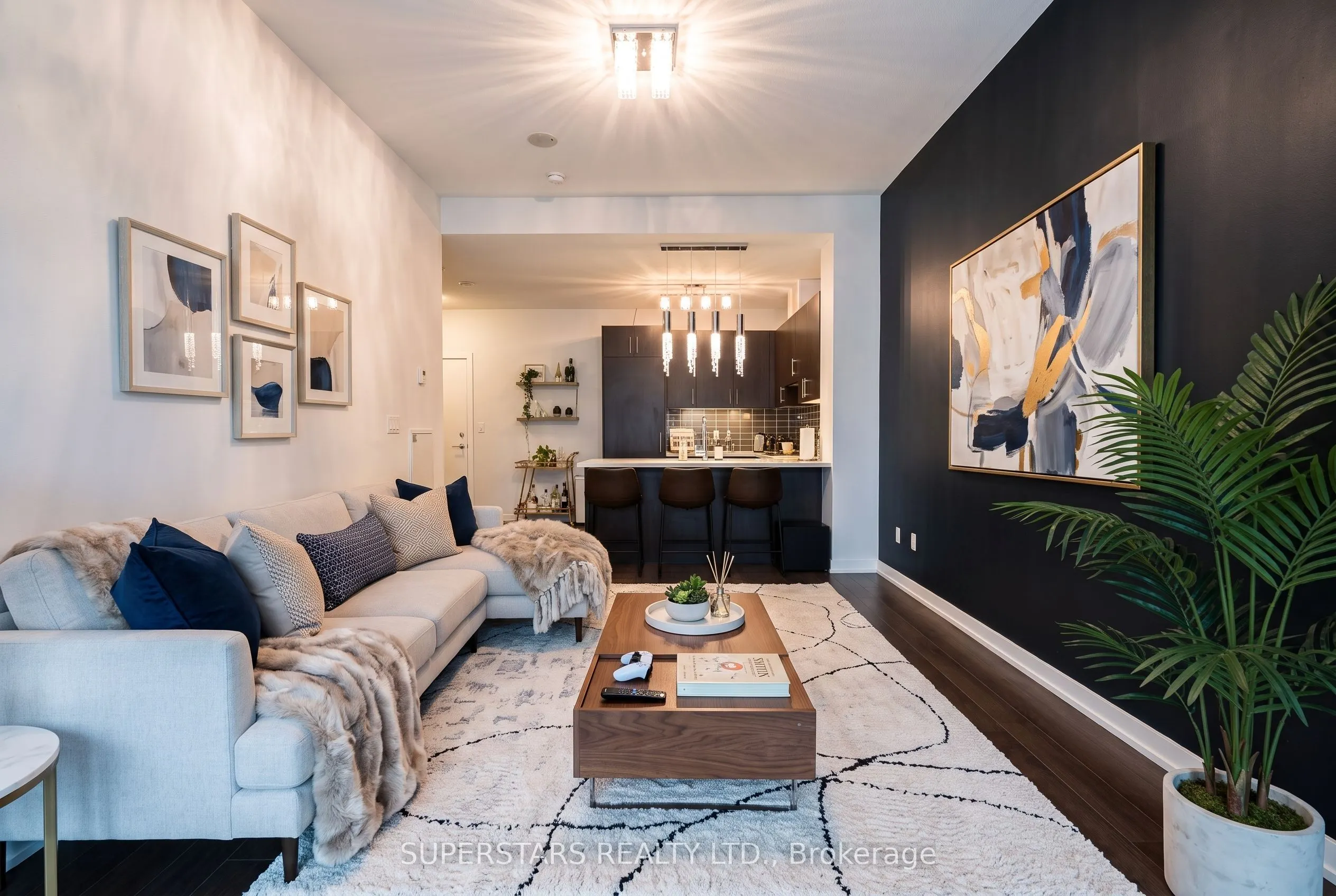 39 QUEENS Quay E #821