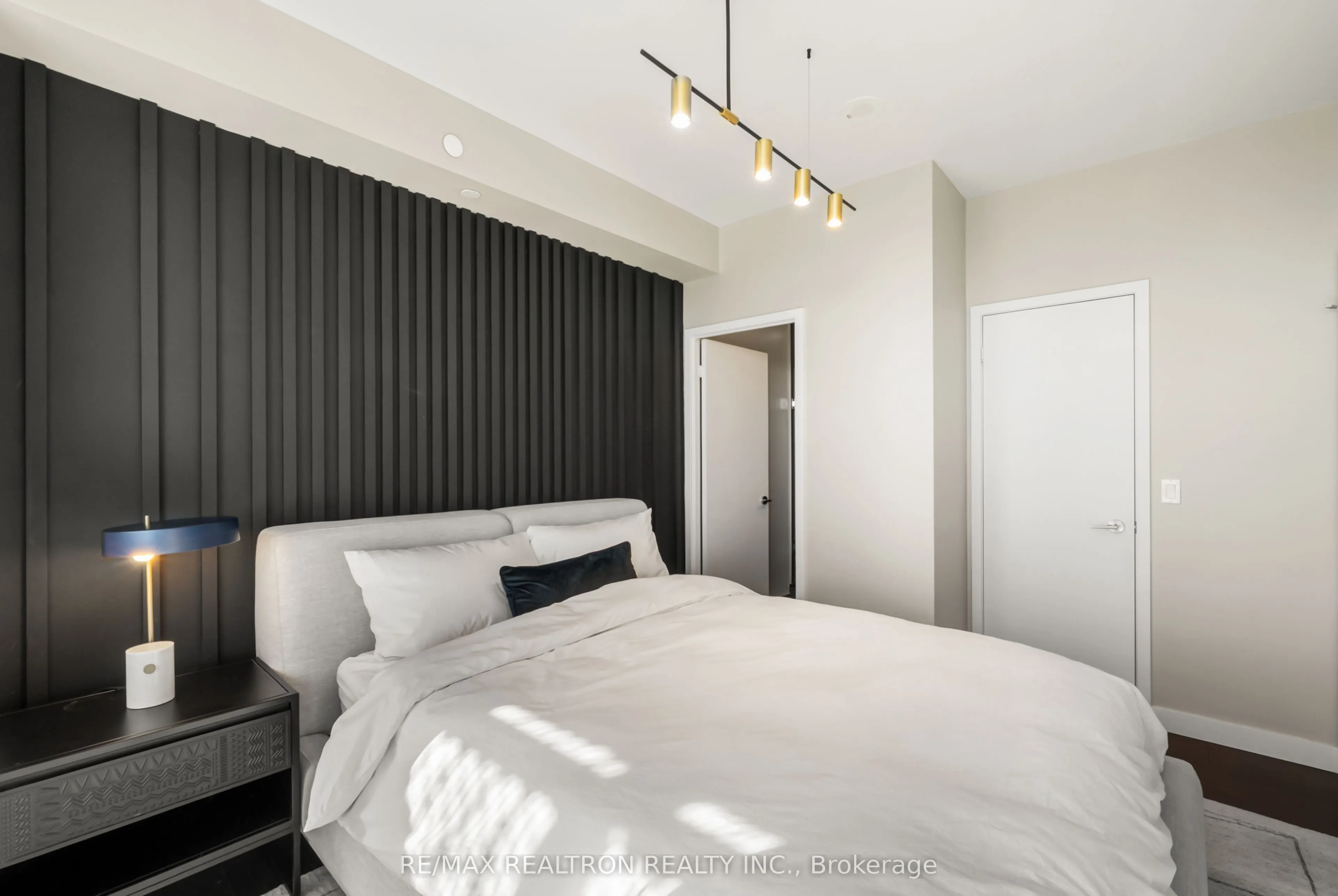 8 Eglinton Avenue E #4711