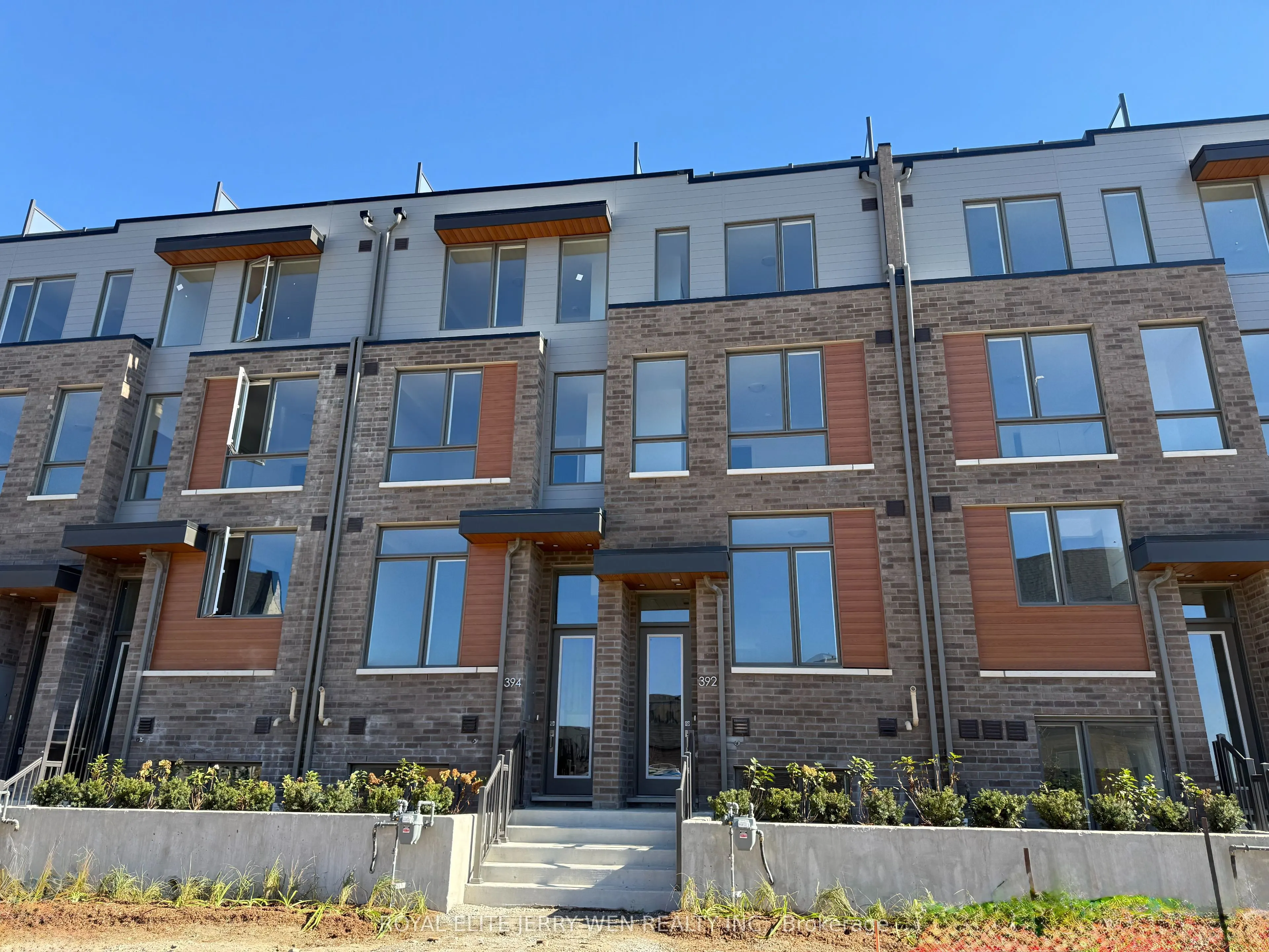 392 Lawrence Heights Way