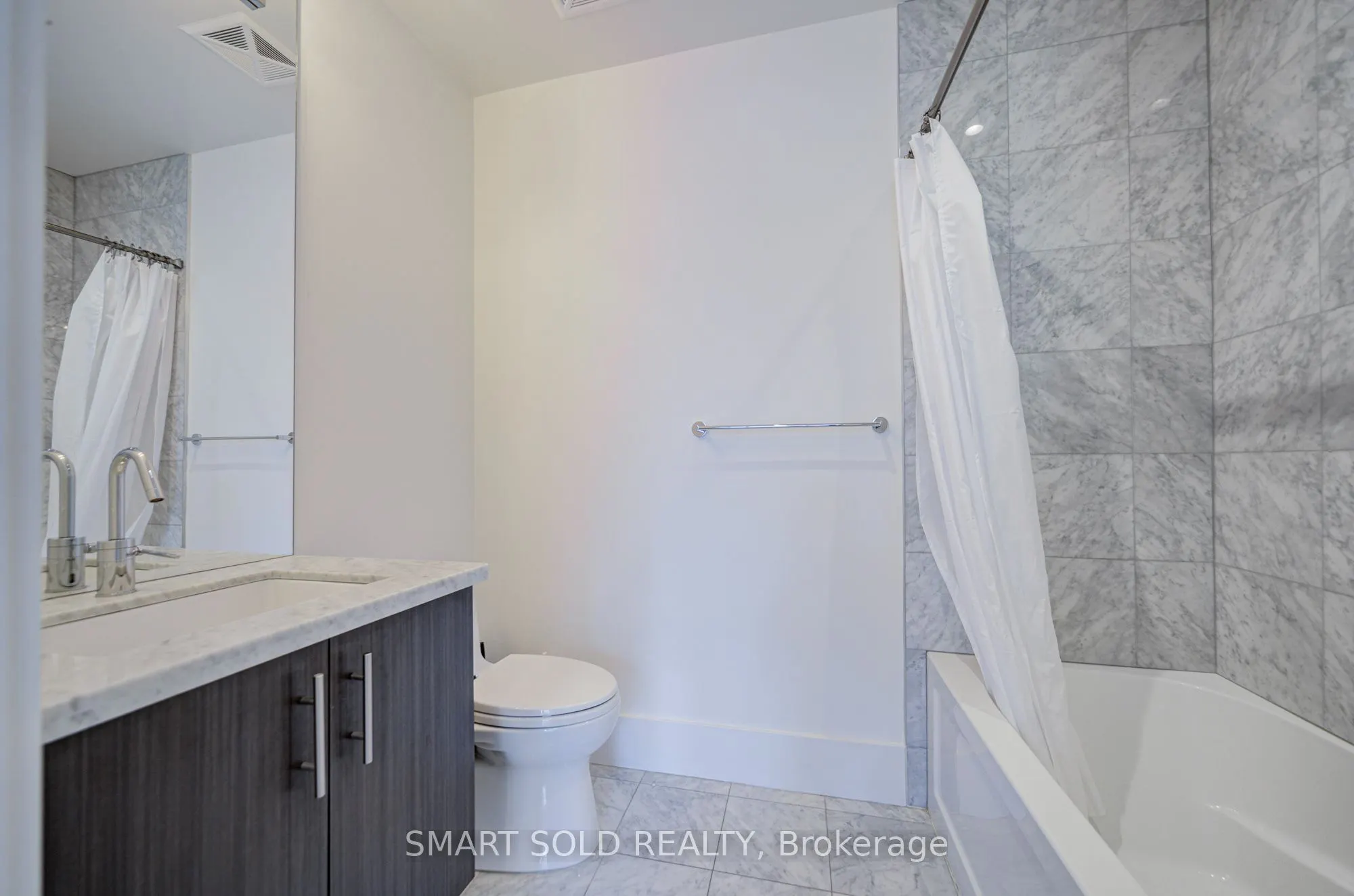 39 Queens Quay E #436
