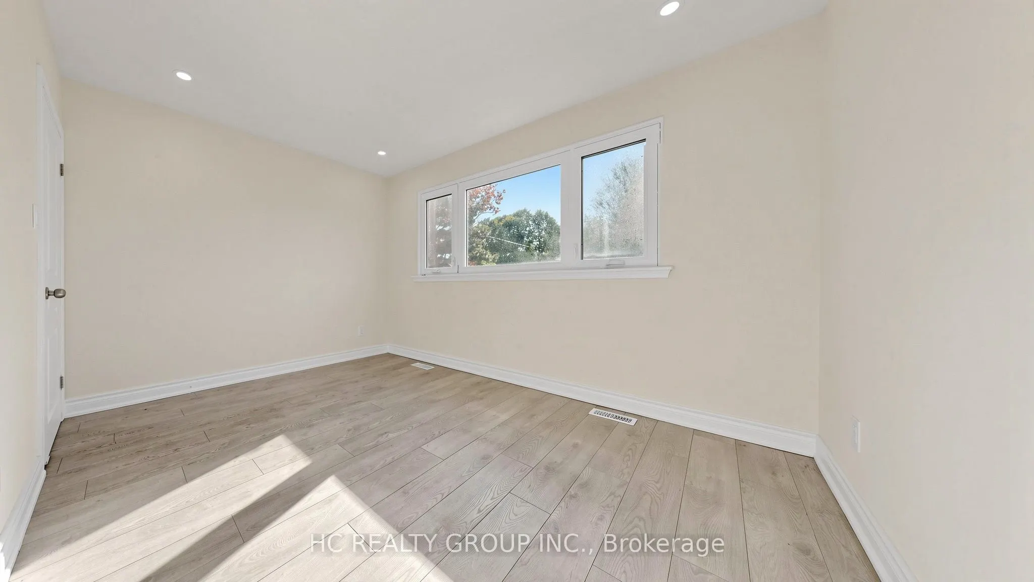 52 Dukinfield Crescent