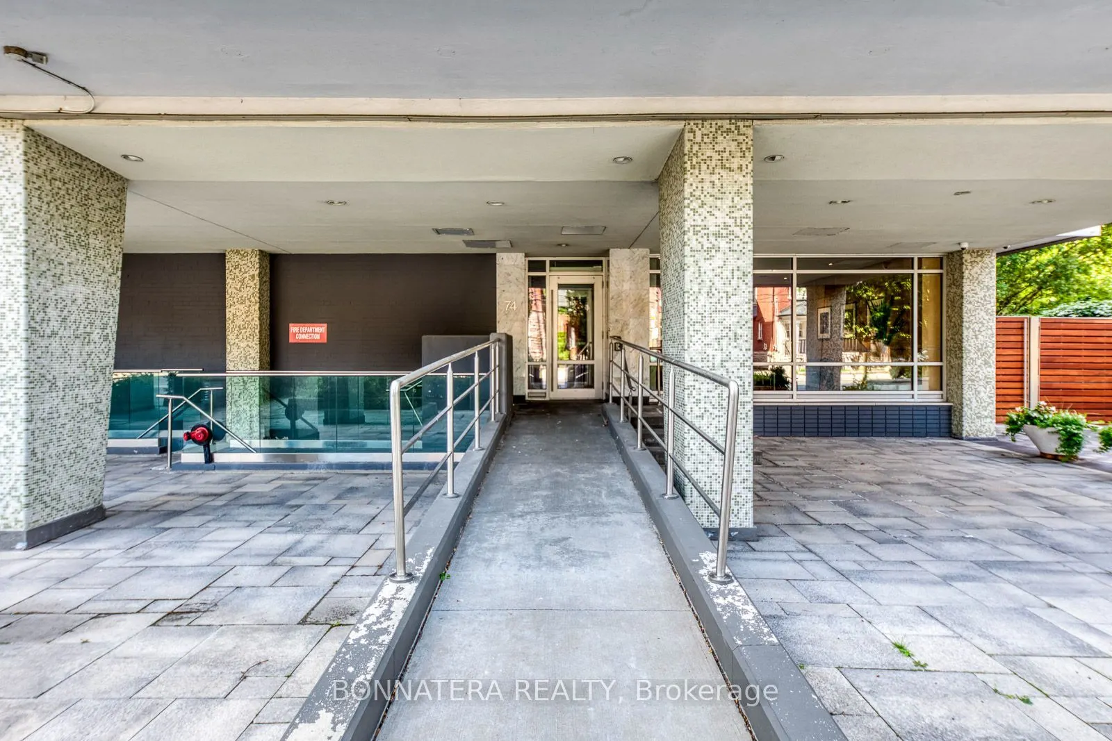 74 Spadina Road #402
