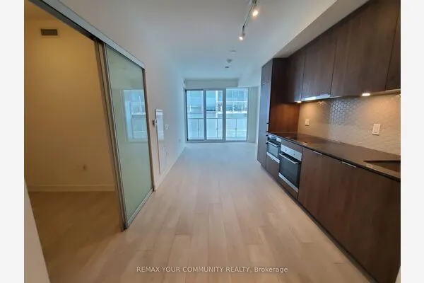 15 Queens Quay E