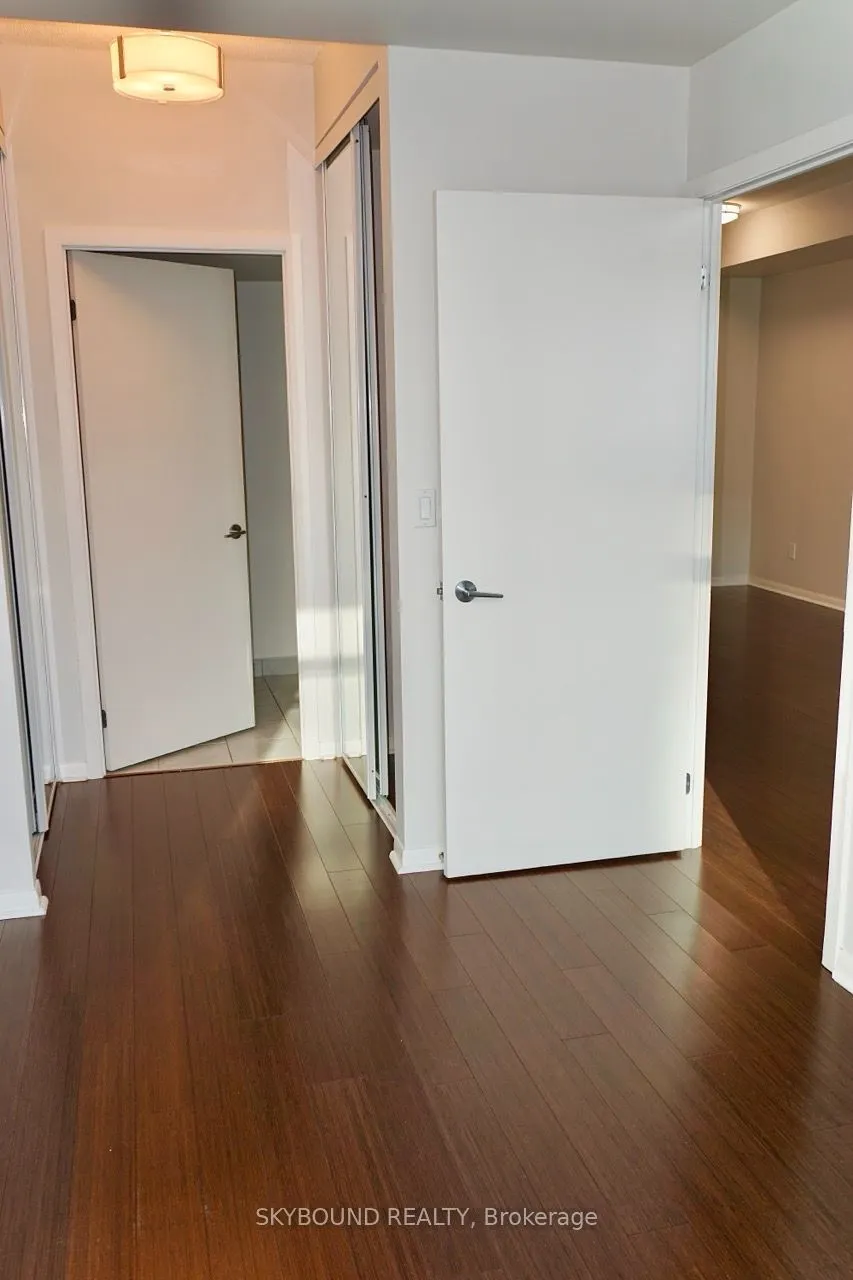 219 Fort York Boulevard #811