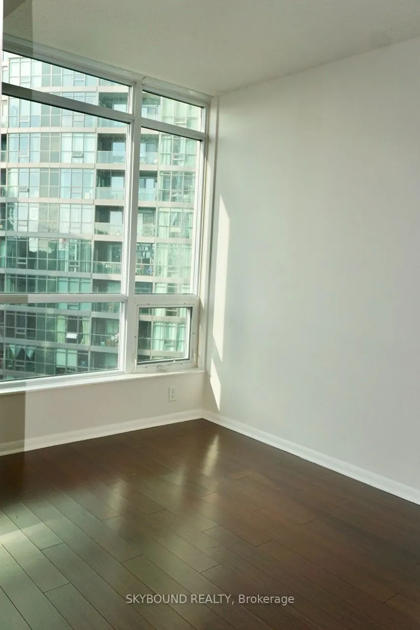 219 Fort York Boulevard #811