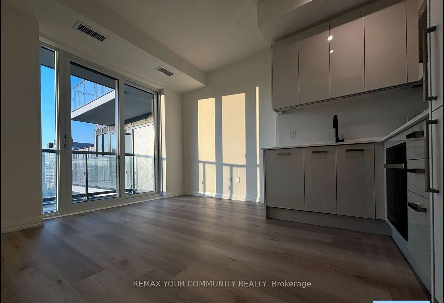 280 Dundas Street W #2113
