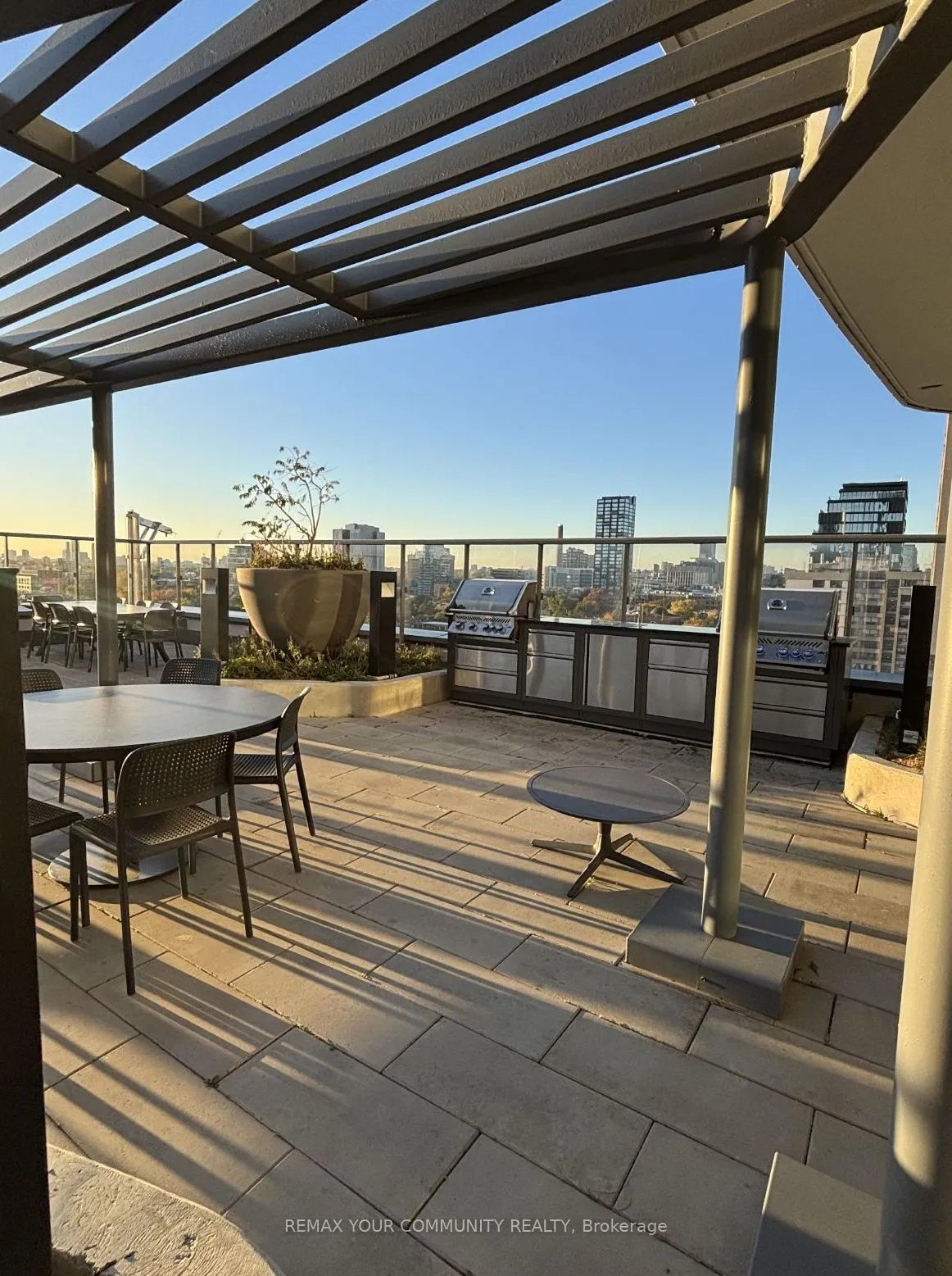 280 Dundas Street W #2113