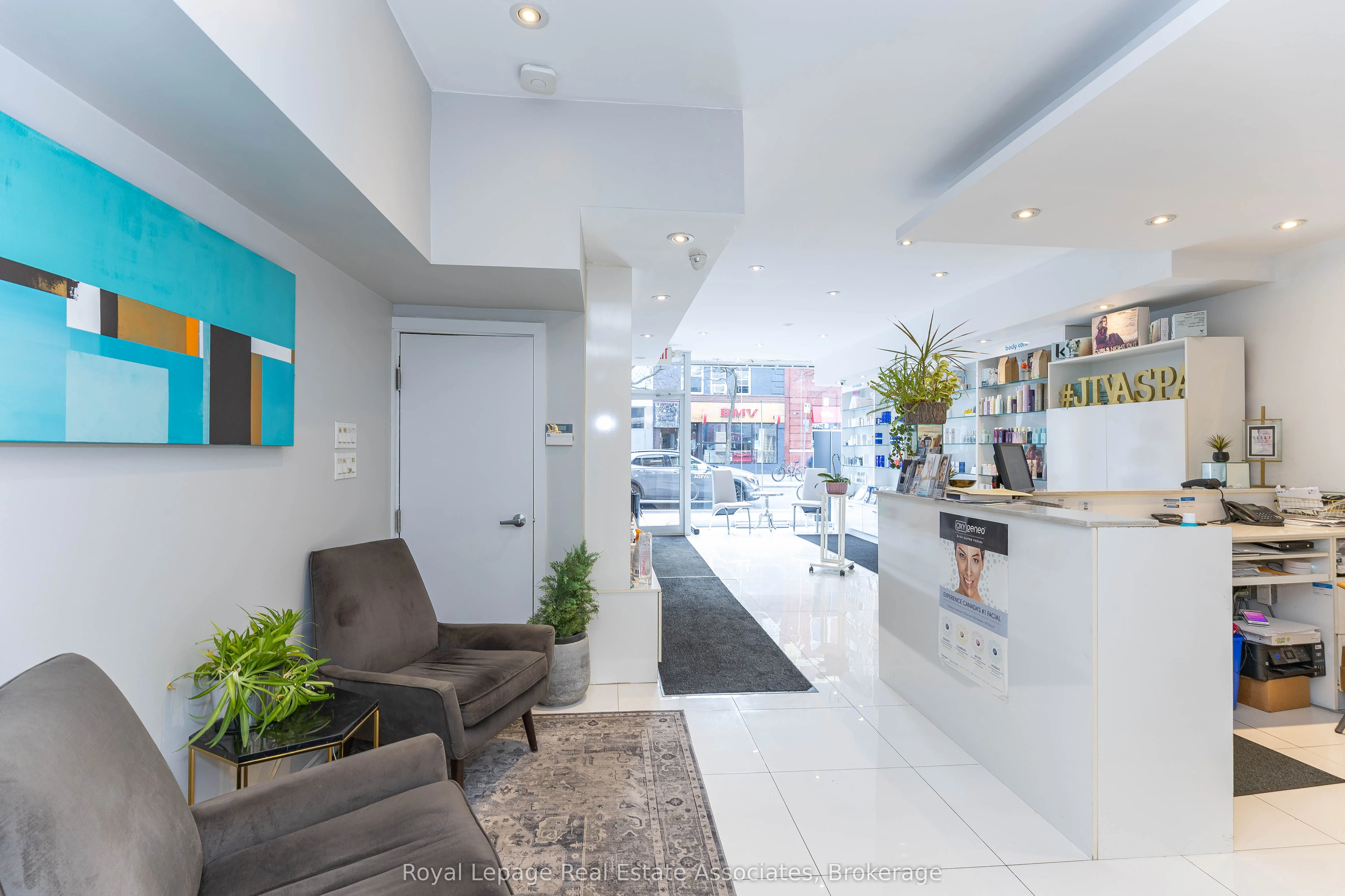 390 Bloor Street W