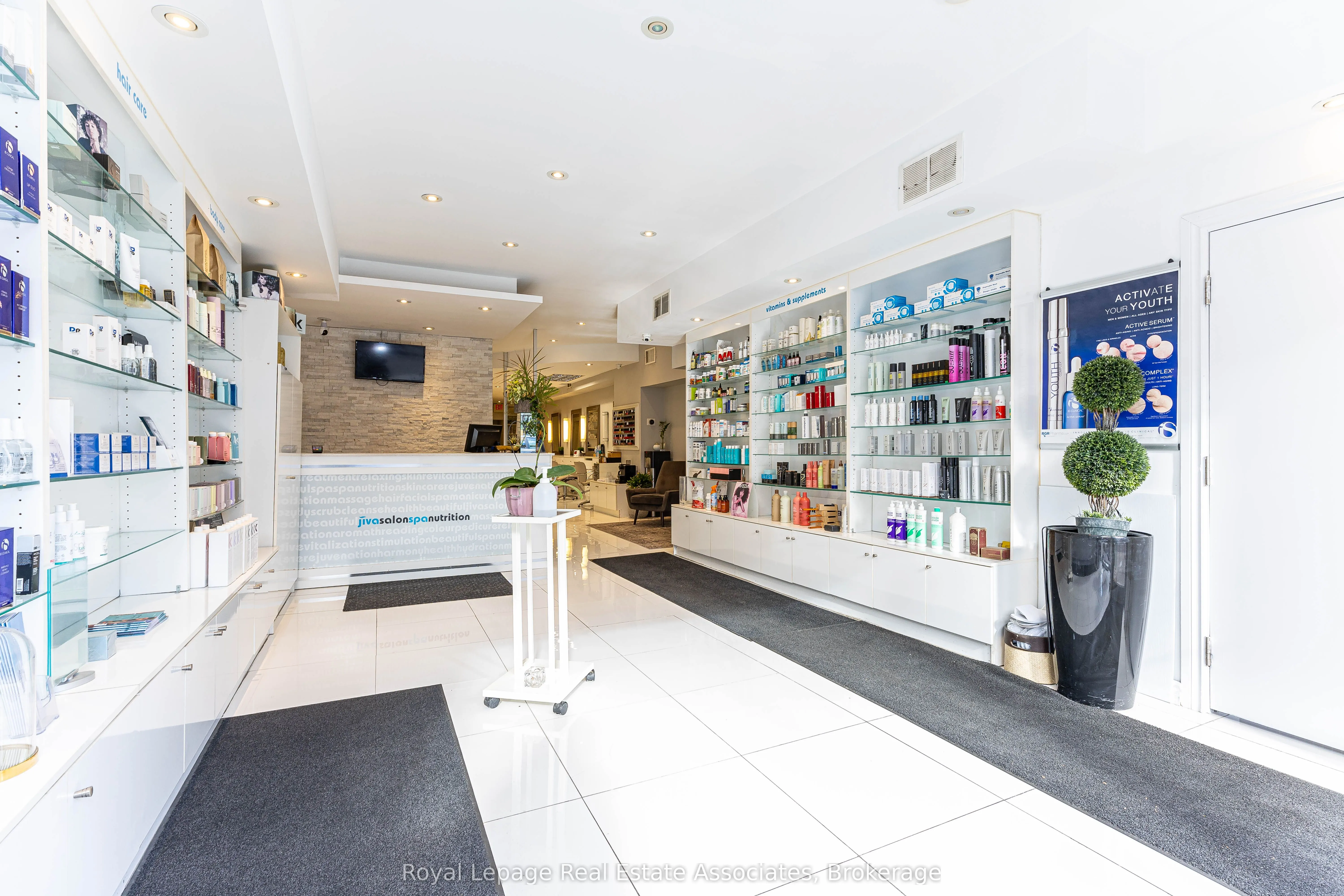 390 Bloor Street W