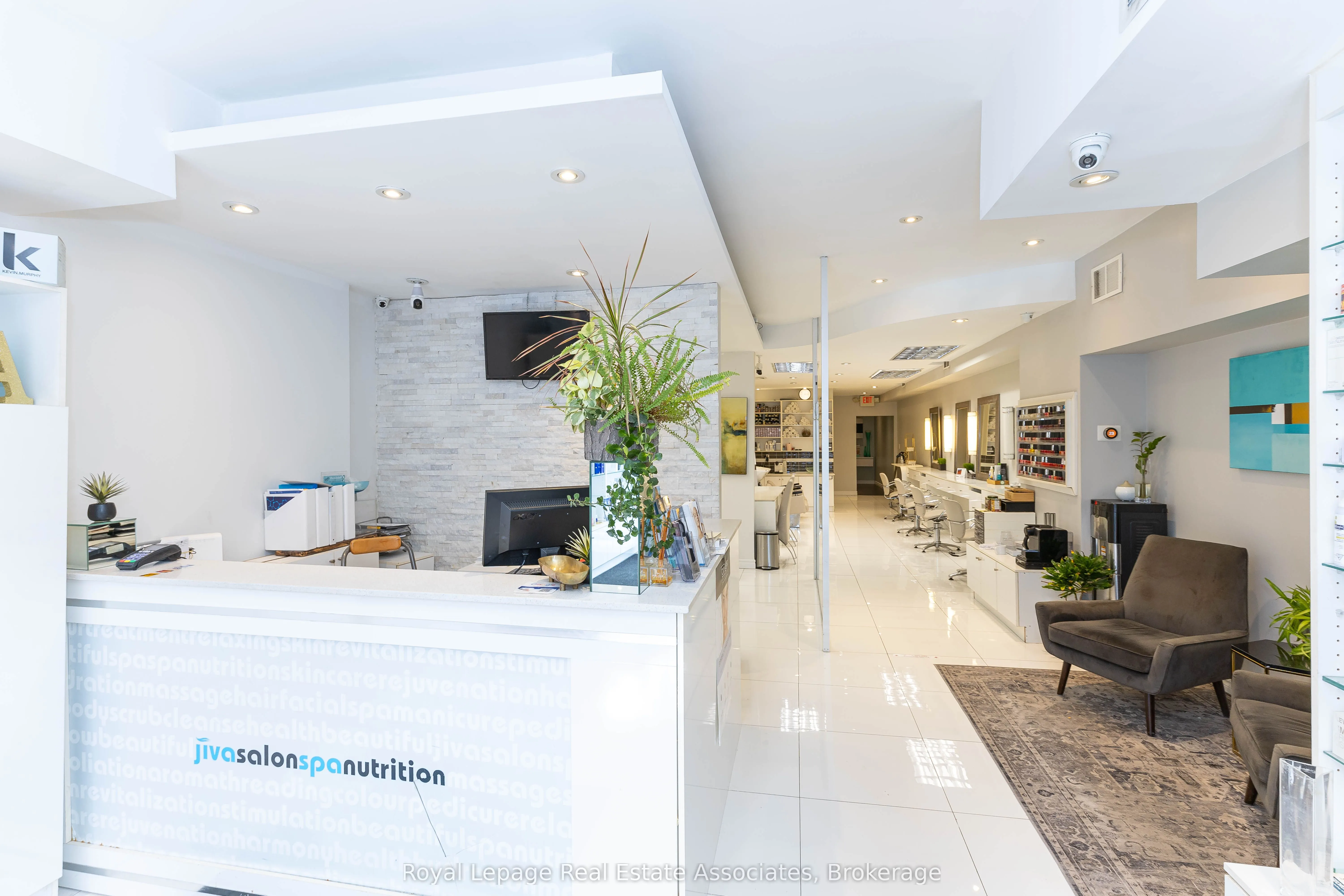 390 Bloor Street W