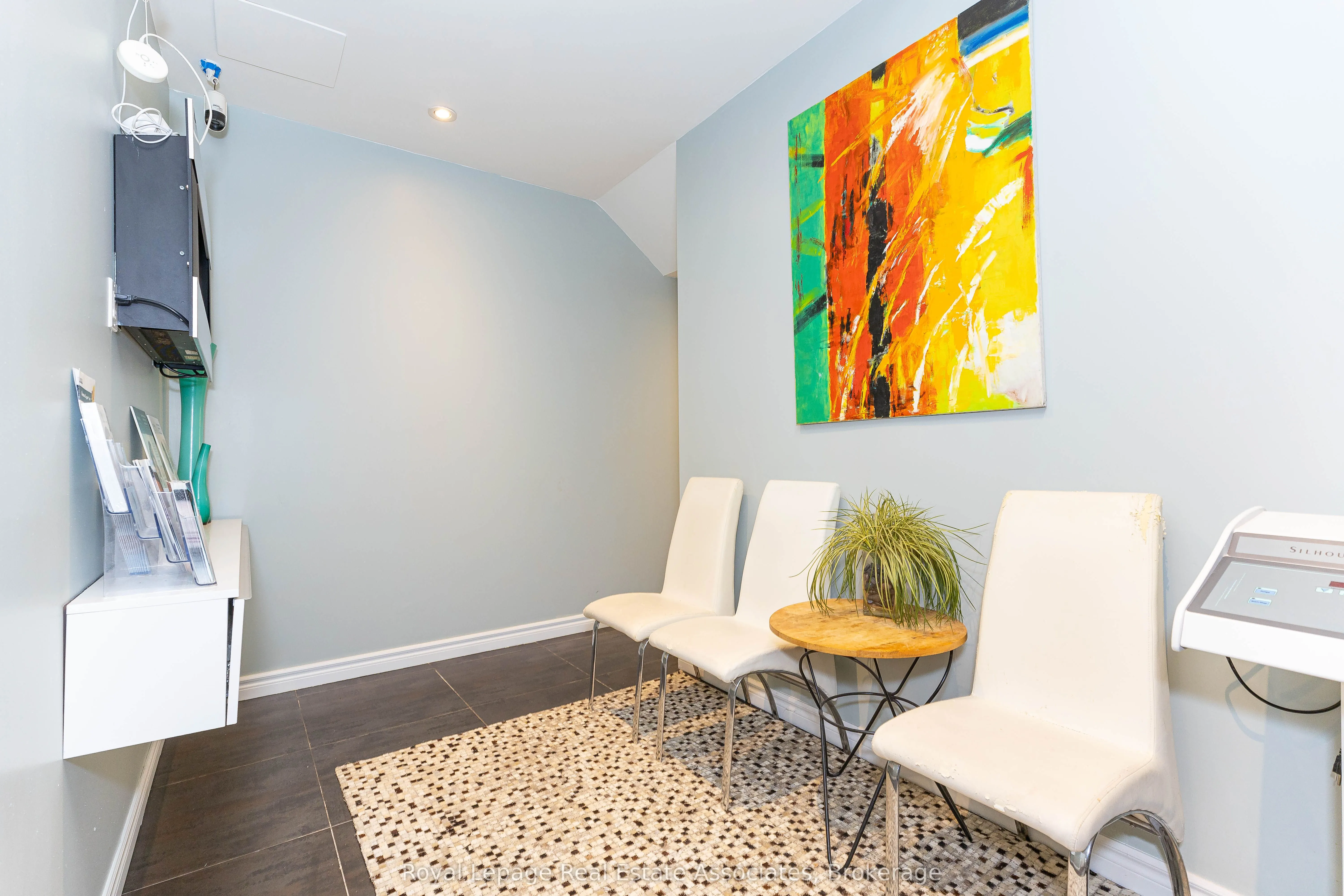 390 Bloor Street W